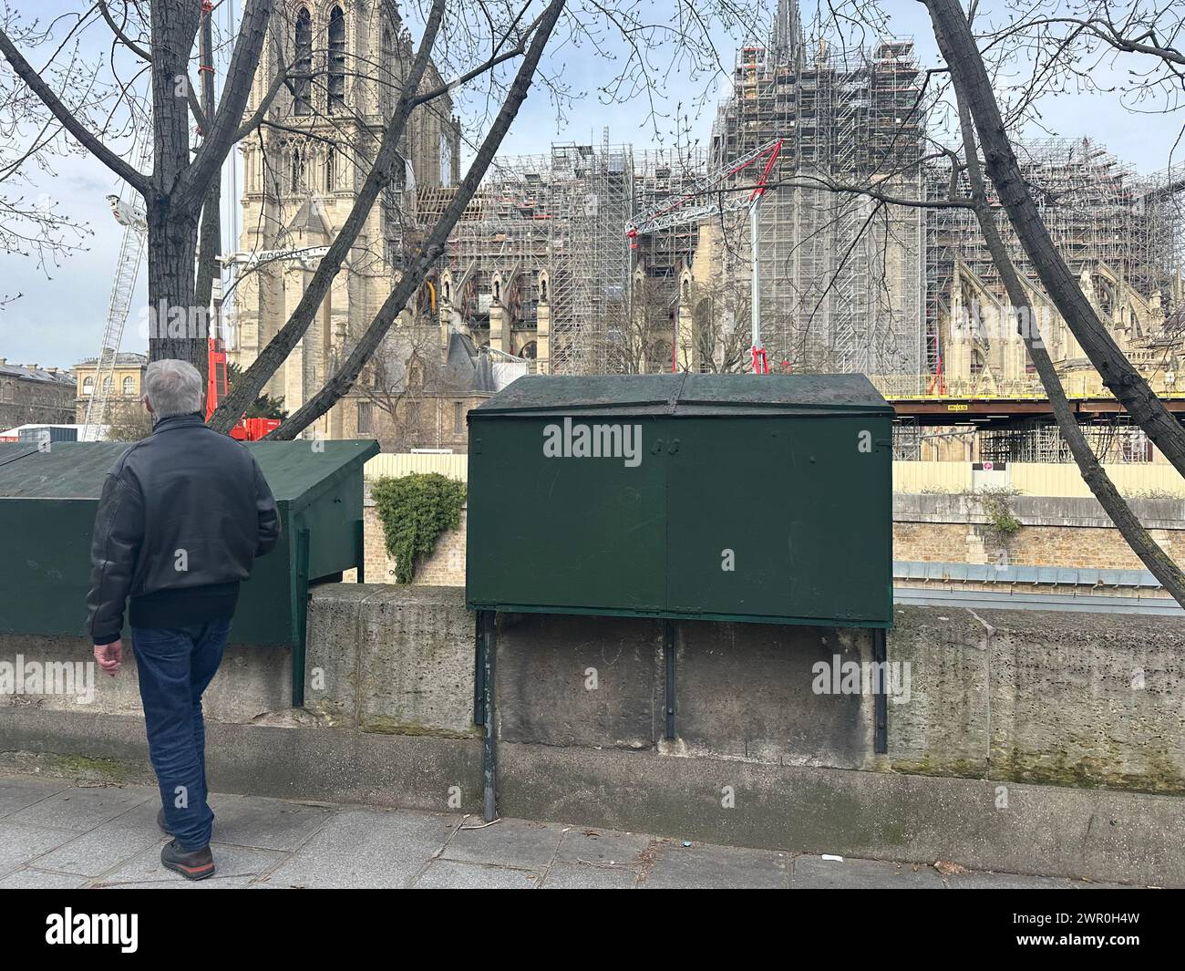 ©PHOTOPQR/L'ALSACE/Vincent VOEGTLIN ; Paris ; 08/03/2024 ; Illustration des bouquinistes de Paris sont des libraires de livres anciens et d’Oase vendant dans des boîtes installées sur une grande partie des quais de seine : sur la rive droite, du pont Marie au quai du Louvre et sur la rive gauche, du quai de la Tournelle au quai Voltaire, à Paris le 8. märz 2024. Paris ; 03.08.2024; die Bouquinisten von Paris sind Buchhändler von alten und gebrauchten Büchern, die in Boxen verkauft werden, die an einem großen Teil der seine-Kais aufgestellt sind: Am rechten Ufer, vom Pont Marie bis zum Quai du Louvre und auf dem Stockfoto