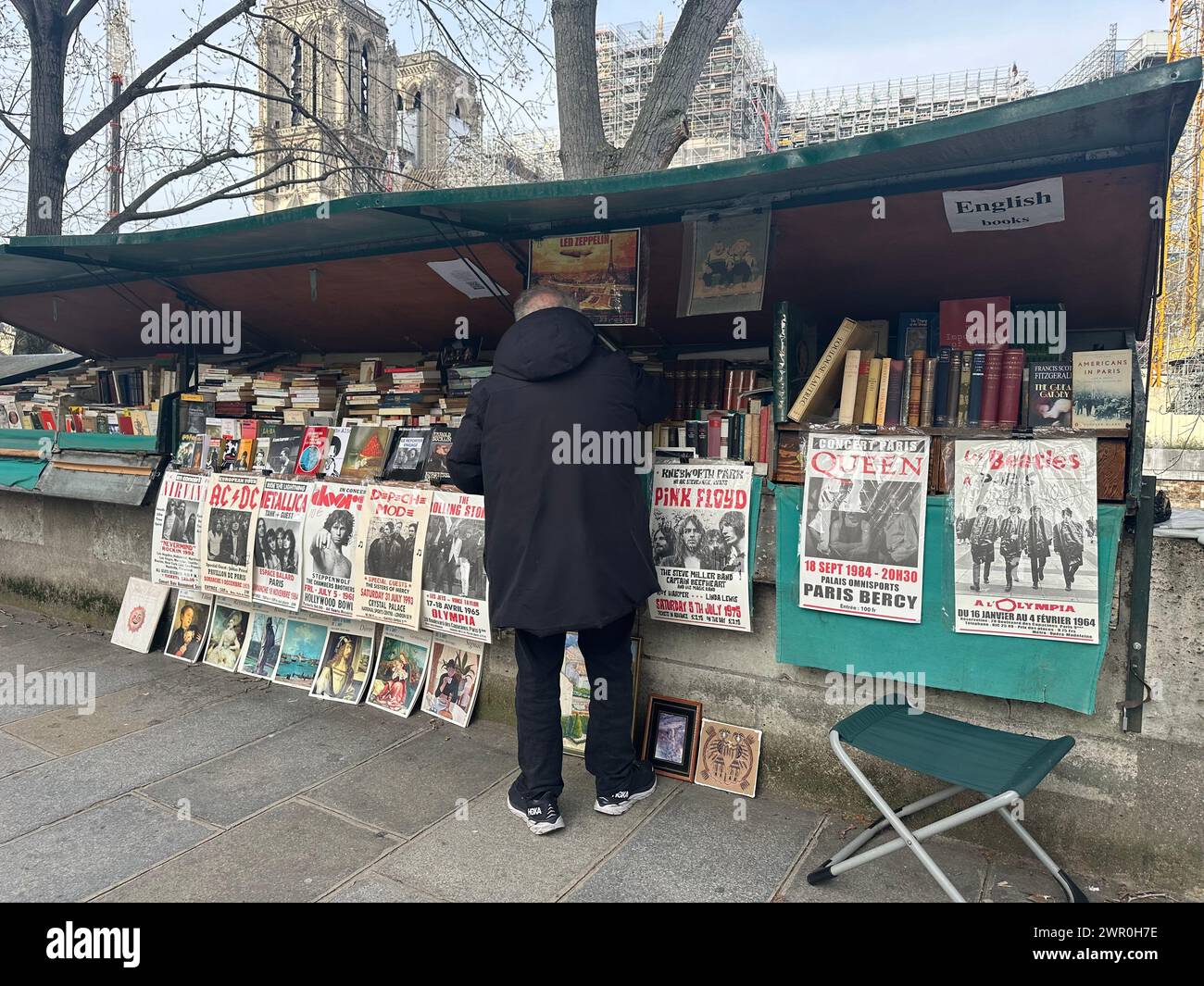 ©PHOTOPQR/L'ALSACE/Vincent VOEGTLIN ; Paris ; 08/03/2024 ; Illustration des bouquinistes de Paris sont des libraires de livres anciens et d’Oase vendant dans des boîtes installées sur une grande partie des quais de seine : sur la rive droite, du pont Marie au quai du Louvre et sur la rive gauche, du quai de la Tournelle au quai Voltaire, à Paris le 8. märz 2024. Paris ; 03.08.2024; die Bouquinisten von Paris sind Buchhändler von alten und gebrauchten Büchern, die in Boxen verkauft werden, die an einem großen Teil der seine-Kais aufgestellt sind: Am rechten Ufer, vom Pont Marie bis zum Quai du Louvre und auf dem Stockfoto