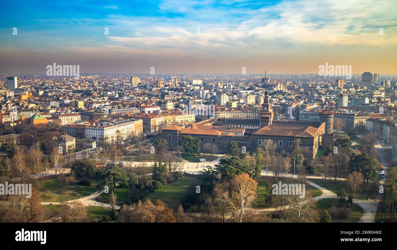 Aus der Vogelperspektive von Mailand mit Blick südöstlich vom Branca-Turm in Richtung Castello Sforzesco und Dom, Lombardei, Italien Stockfoto