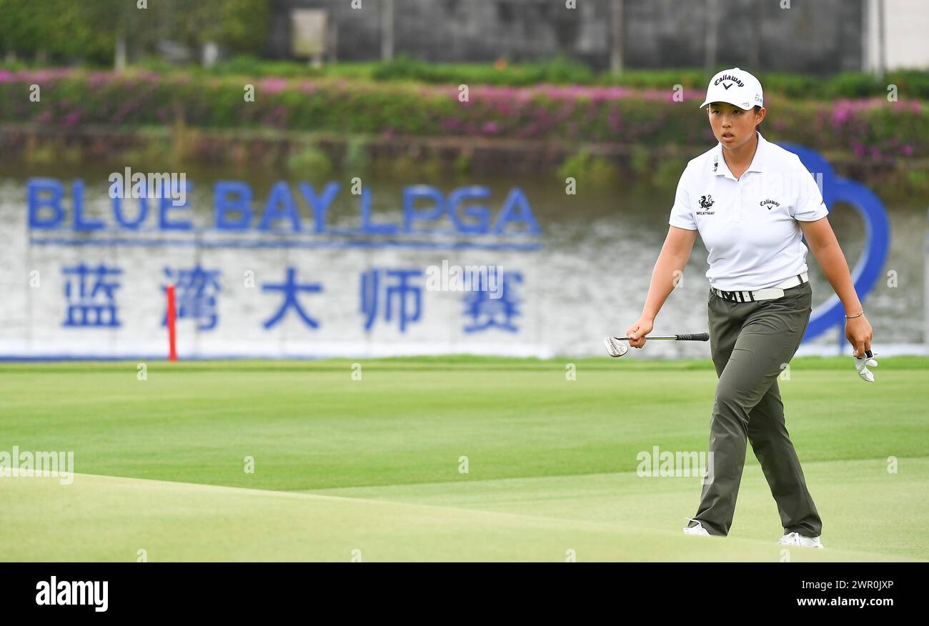 (240310) -- LINGSHUI, 10. März 2024 (Xinhua) -- Yin Ruoning of China läuft während der letzten Runde des Blue Bay LPGA Golfturniers in Lingshui, südchinesischer Provinz Hainan, 10. März 2024. (Xinhua/Yang Guanyu) Stockfoto