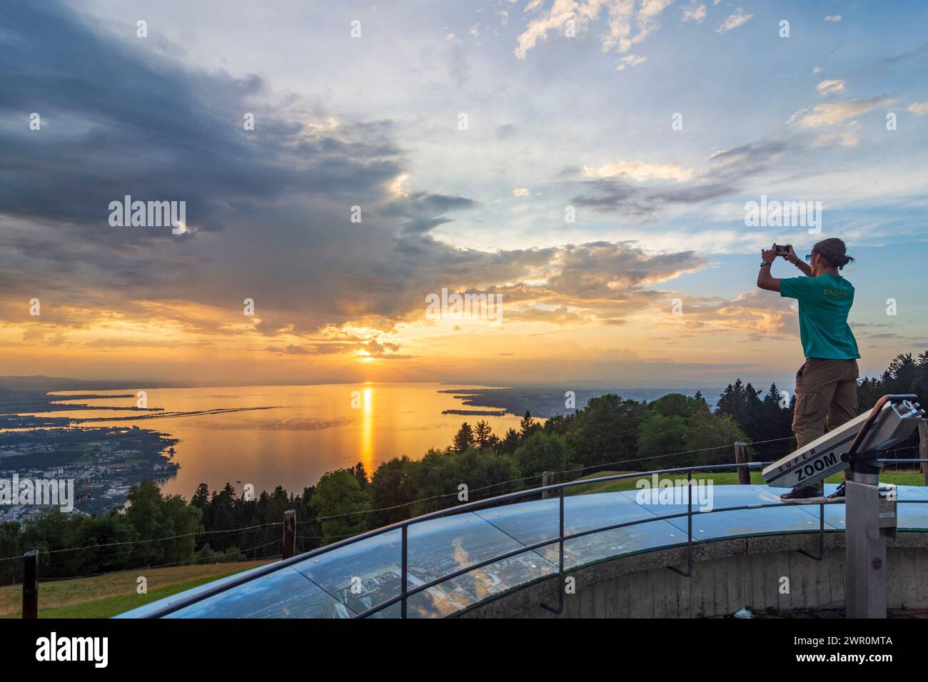 Bregenz: Blick vom Berg Pfänder zum Bodensee, Stadt Bregenz, Sonnenuntergang, Mann fotografiert am Bodensee, Vorarlberg Stockfoto