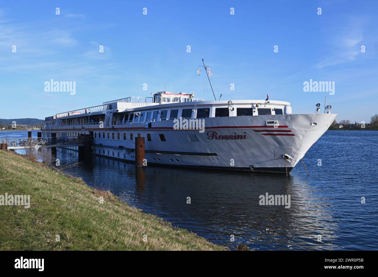 Schwimmende Asyl-Unterkunft für Flüchtlinge auf einem Hotelschiff in Bach an der Donau im Landkreis Regensburg. Die MS Rossini ist ein Schiff, das seit Anfang 2023 rund 200 Flüchtlinge aus Syrien, Afghanistan, dem Irak, dem Iran und aus nordafrikanischen Ländern Unterkunft bietet. Das Flüchtlingsschiff war zwischenzeitlich mehrere Monate in Donaustauf vor Anker, war aber wieder an den alten Standort Bach an der Donau verlegt. Die Rossini ist 111 Meter lang und verfügt über vier Decks *** schwimmende Asylunterkunft für Flüchtlinge auf einem Hotelschiff in Bach an der Donau im Bezirk Rege Stockfoto