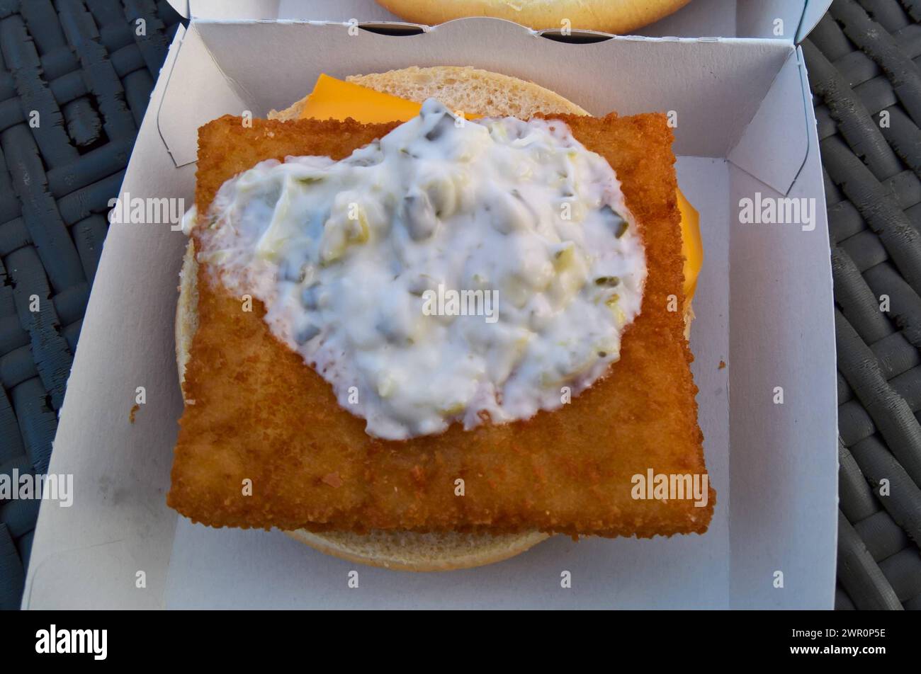 MC Donalds Filet-O-Fish Burger, vormals bekannt als Fishmac bzw Fischmac. Die McDonalds Corporation ist ein US-amerikanischer Betreiber und Franchisegeber von weltweit vertretenen Schnellrestaurants und der umsatzstärkste fastfood-Konzern der Welt *** McDonalds Filet O Fish Burger, die McDonalds Corporation, früher bekannt als Fishmac, ist ein amerikanischer Betreiber und Franchisegeber von Fast-Food-Restaurants weltweit und nach Umsatz das weltweit größte Fast-Food-Unternehmen Stockfoto