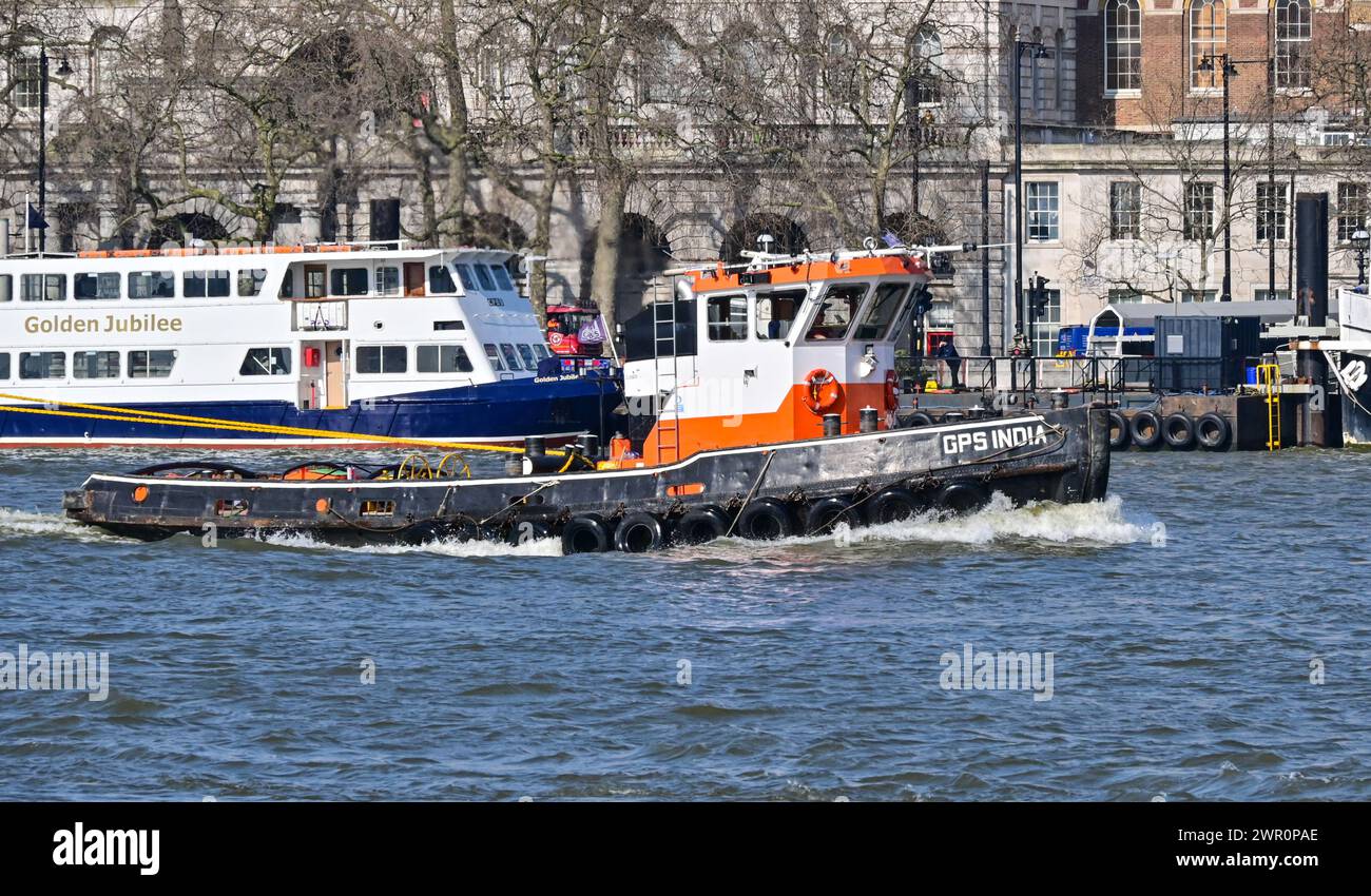 Inlandschlepper GPS Indien Richtung stromabwärts bei Blackfriars an der Themse, London, England, Großbritannien. Stockfoto