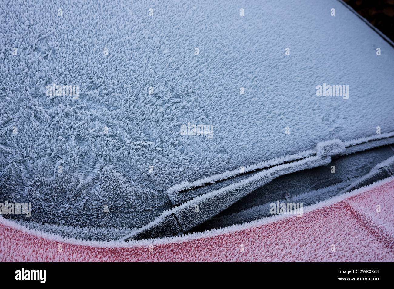 Raureif auf gefrorenem Auto in Großbritannien Stockfoto