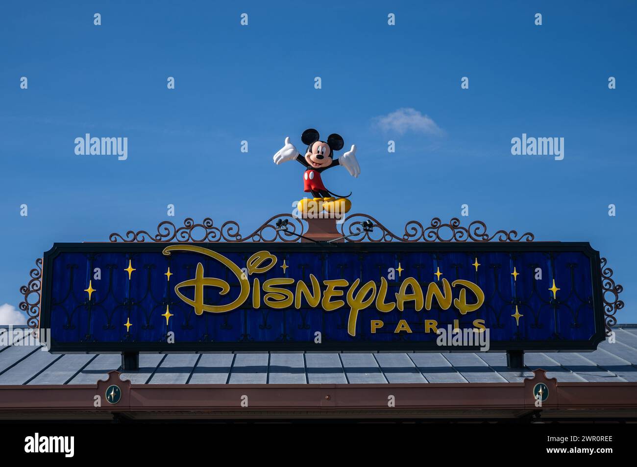 Disneyland Paris-Schild mit Mickey-Maus-Figur Stockfoto