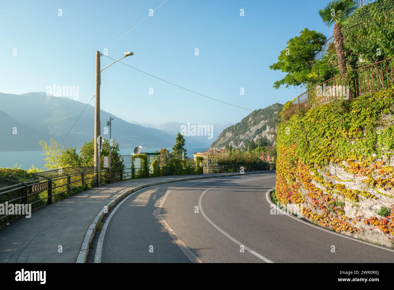 Autobahnfahrt in der Nähe des Comer Sees in Italien Stockfoto