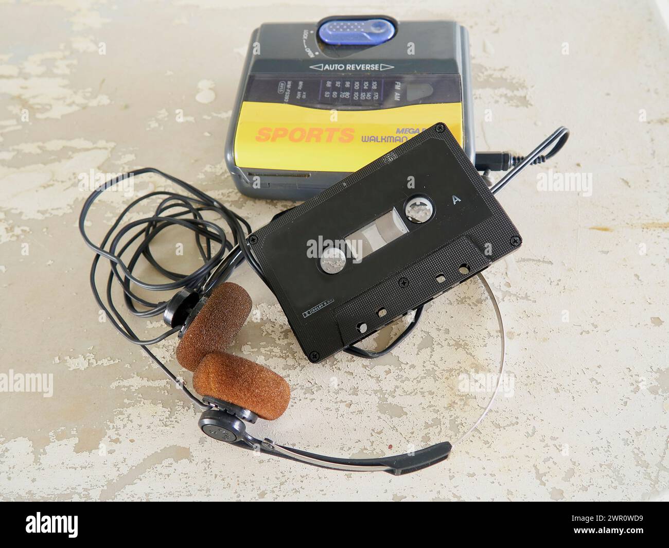 Vintage-Kassettenrekorder mit Ohrhörerkabel und Klebeband Stockfoto