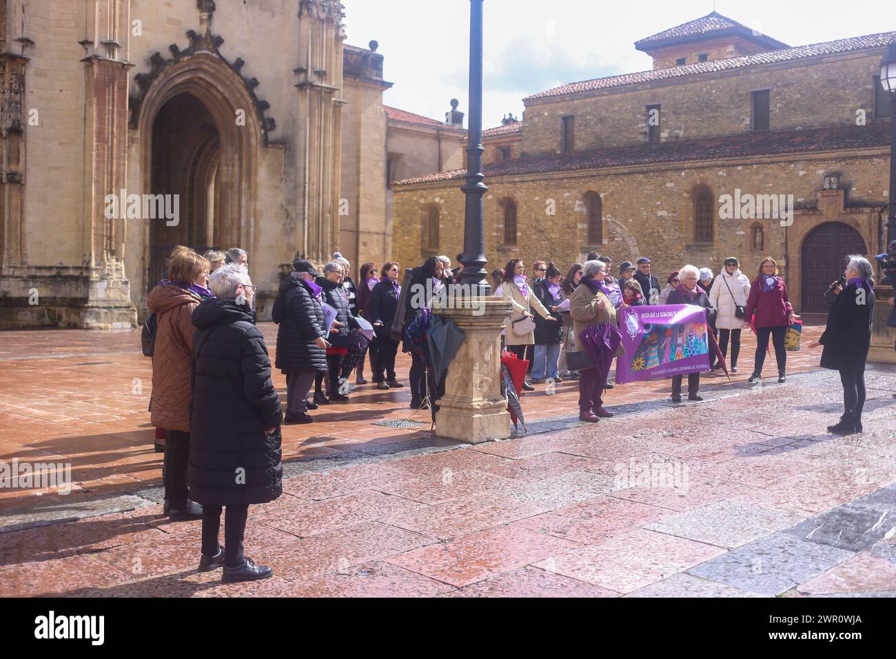 Oviedo, Spanien, 10. März 2024: Mehr als zwanzig Frauen versammelten sich während der Kundgebung vor der Kathedrale von Oviedo, bis die Gleichstellung am 10. März 2024 in Oviedo, Spanien, üblich wurde. Quelle: Alberto Brevers / Alamy Live News. Stockfoto