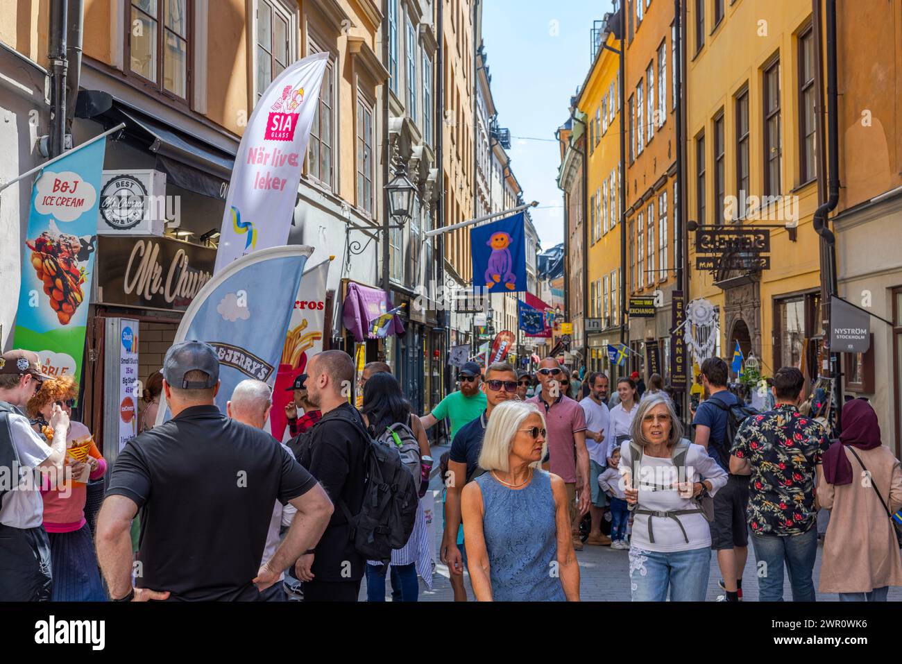 Ein wunderschöner Blick auf die engen Gassen von Stockholms Altstadt, Gamla Stan, mit Leuten, die herumschlendern. Stockholm, Schweden. Stockfoto