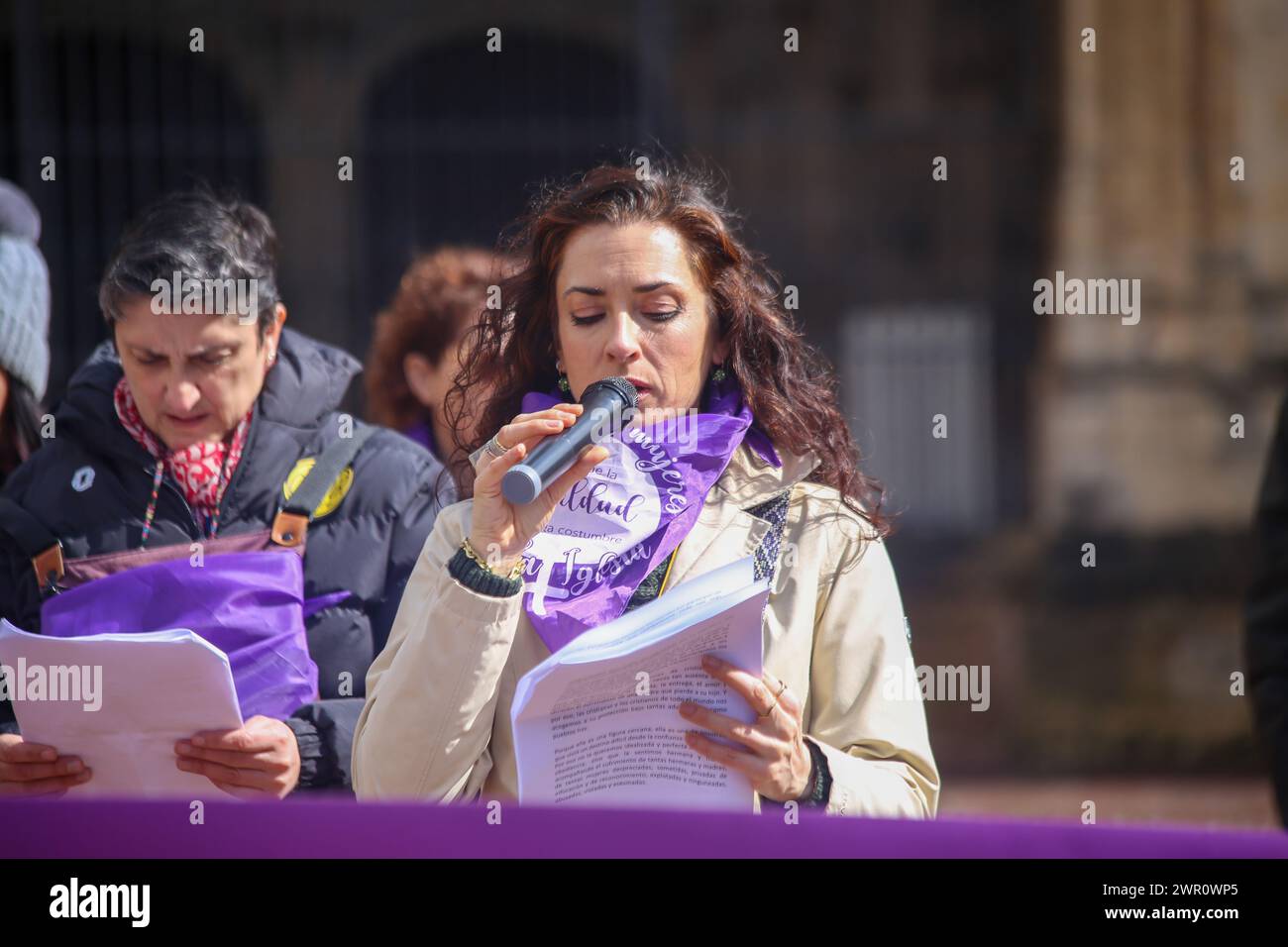 Oviedo, Spanien, 10. März 2024: Ein Mädchen liest die Kundgebungsrede während der Kundgebung, bis die Gleichstellung üblich wird, am 10. März 2024 in Oviedo, Spanien. Quelle: Alberto Brevers / Alamy Live News. Stockfoto