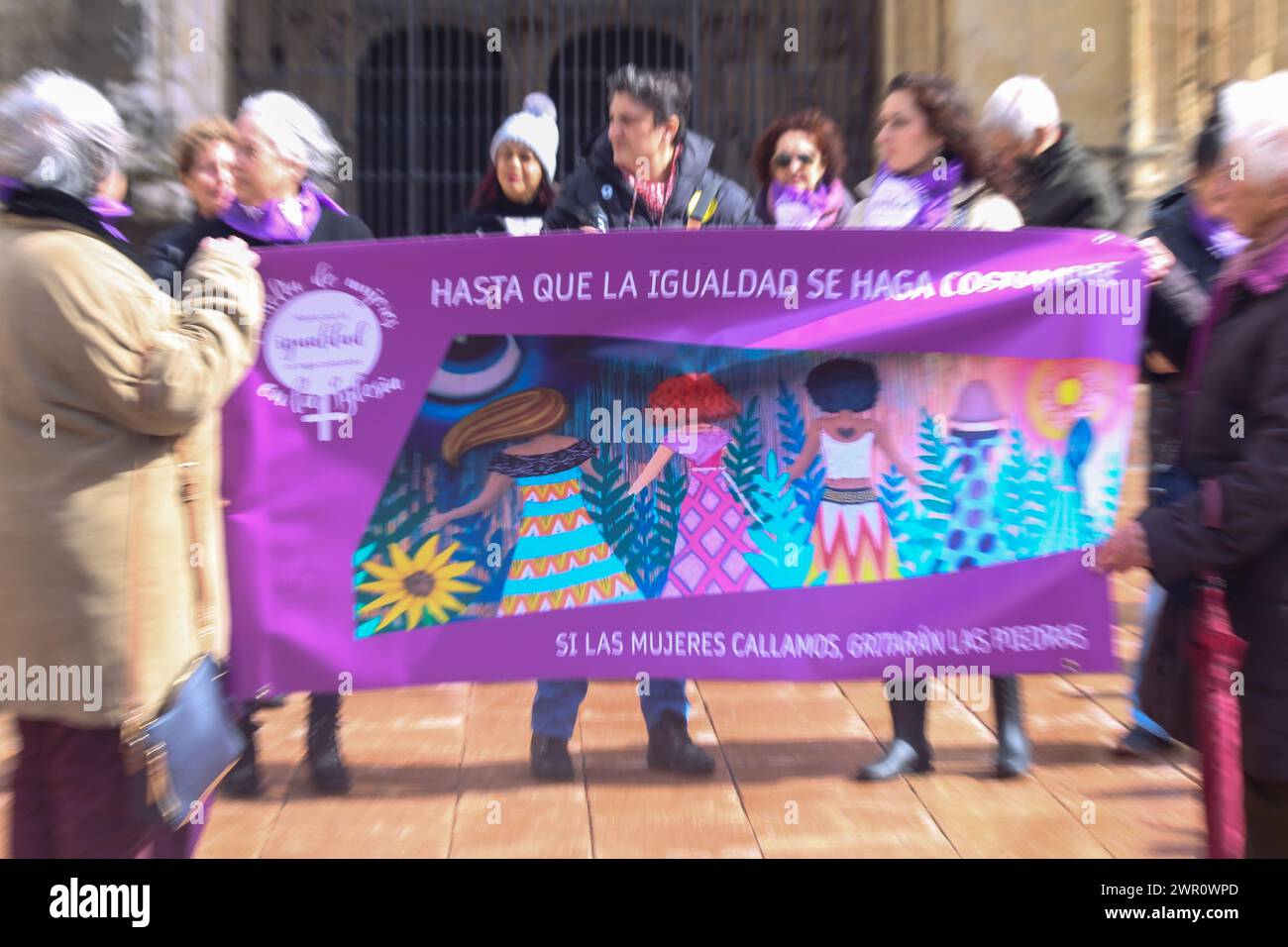 Oviedo, Spanien, 10. März 2024: Das Hauptbanner der Kundgebung mit „bis Gleichheit zur Gewohnheit wird, wenn Frauen schweigen, werden die Steine schreien“ während der Kundgebung bis Gleichheit zur Gewohnheit wird, 10. März 2024 2024 in Oviedo, Spanien. Quelle: Alberto Brevers / Alamy Live News. Stockfoto