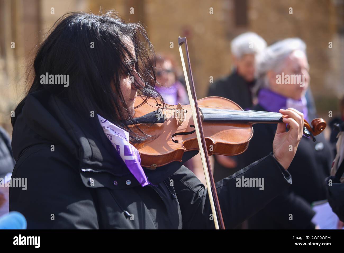 Oviedo, Spanien, 10. März 2024: Ein Mädchen spielt während der Rallye Geige, bis Gleichheit üblich wird, am 10. März 2024 in Oviedo, Spanien. Quelle: Alberto Brevers / Alamy Live News. Stockfoto