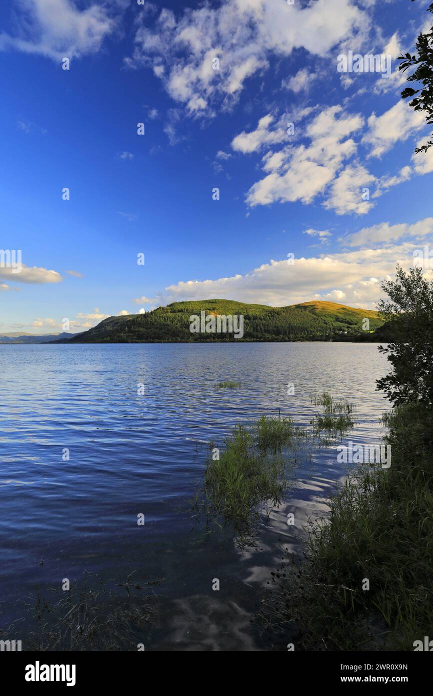 Sunset Over Sale fiel über den Bassenthwaite Lake, Keswick Town, Lake District National Park, Cumbria, England, Großbritannien Stockfoto