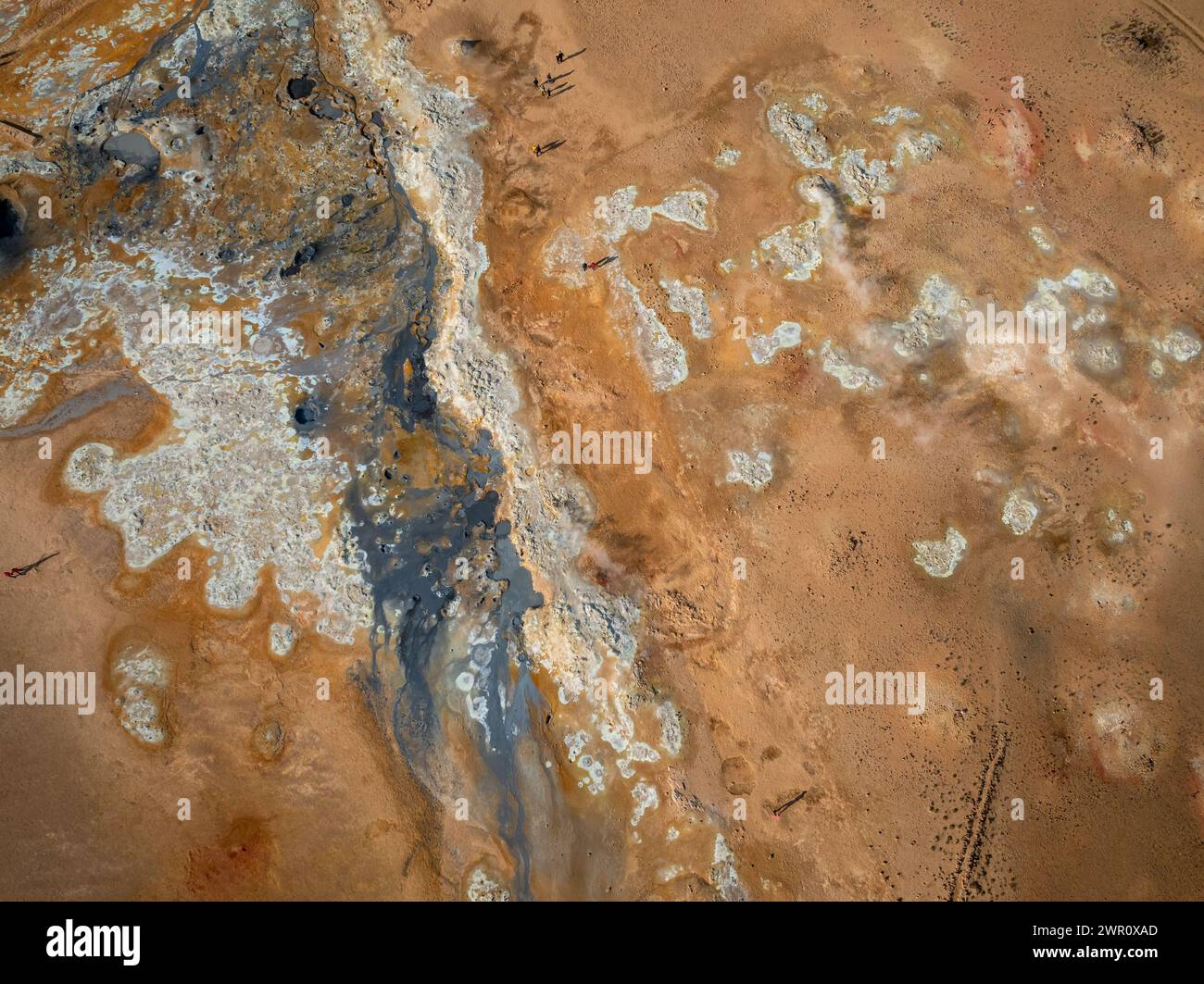 In einem großen Krater eines aktiven Vulkans mit grauweißem Rauch aus der Luft. Erde-, Natur- und Umweltkonzepte. Stockfoto