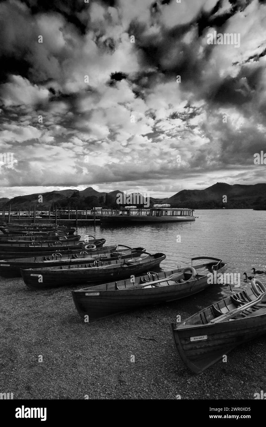 Sonnenuntergang über den hölzernen Ruderbooten auf Derwentwater, Keswick Town, Cumbria, Lake District National Park, England, Großbritannien Stockfoto