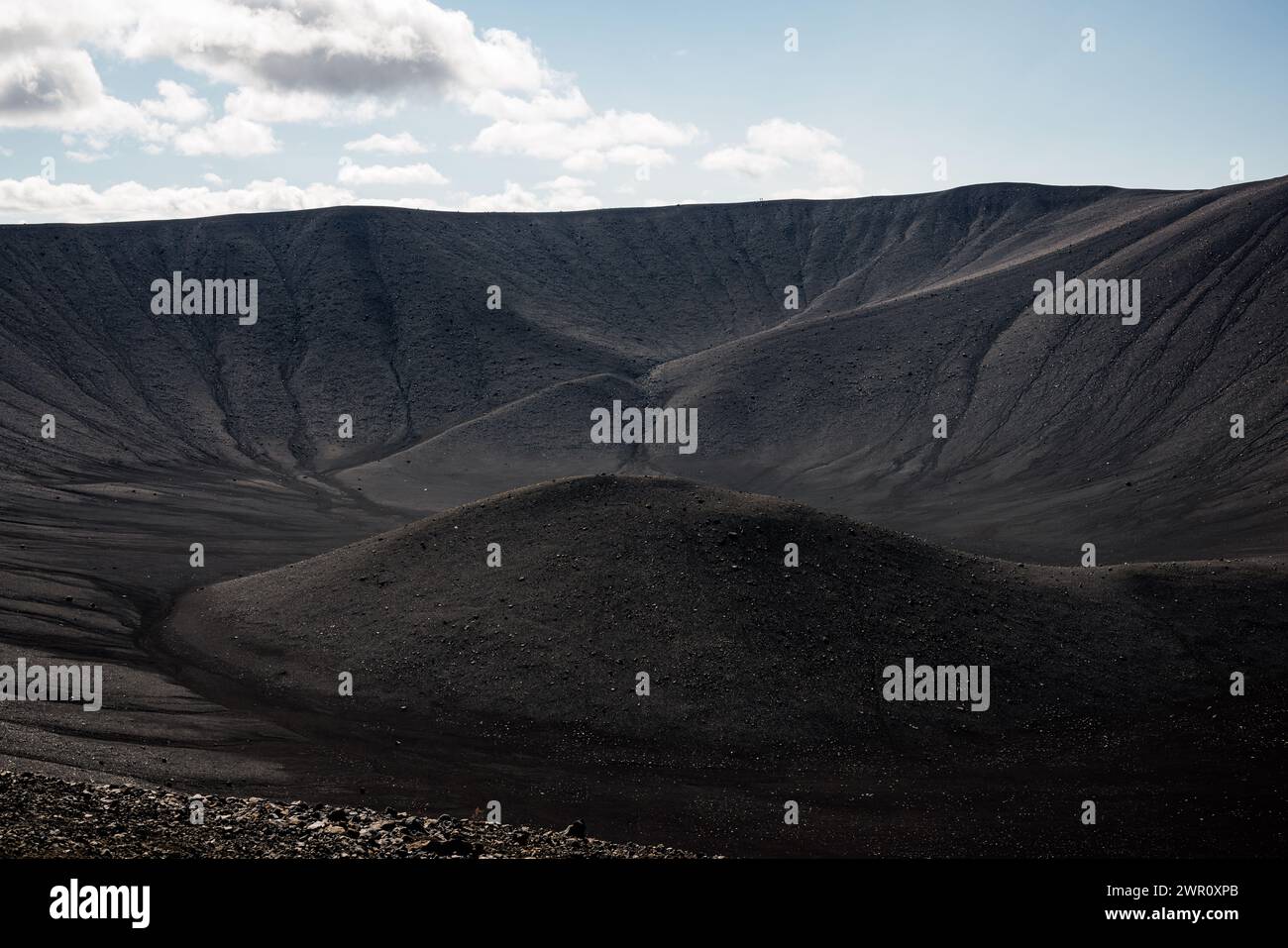 Majestätischer Blick auf einen ausgebrochenen Vulkankrater mit schwarzem Sand und malerischer Landschaft im Hintergrund, Luftaufnahme. Naturwunder-Konzept. Stockfoto