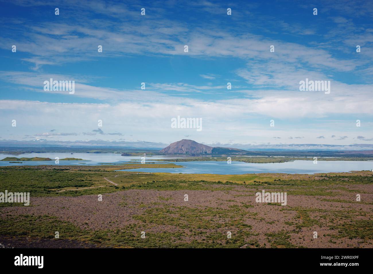 Atemberaubende Fjordlandschaft in Island und wunderschöne Berghalbinsel in der Sommersaison, Luftauszug. Vorstellungen von Naturschönheiten und Phänomenen Stockfoto