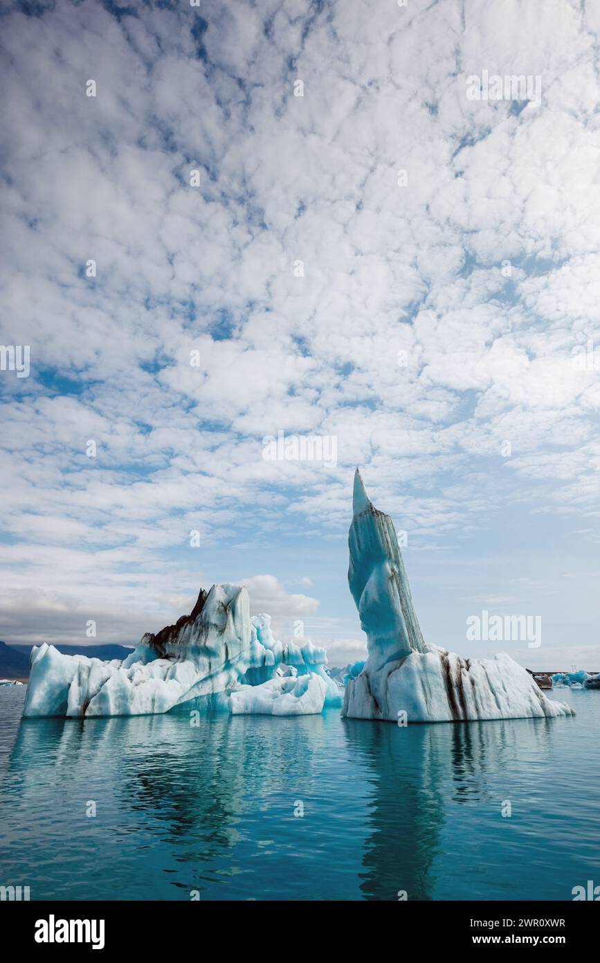 Isländische Gletscherlandschaft, herrliche Eisform, Eisberg schwimmt im ruhigen blauen Wasser. Einzigartige Naturattraktionen und Ausflugskonzepte. Stockfoto