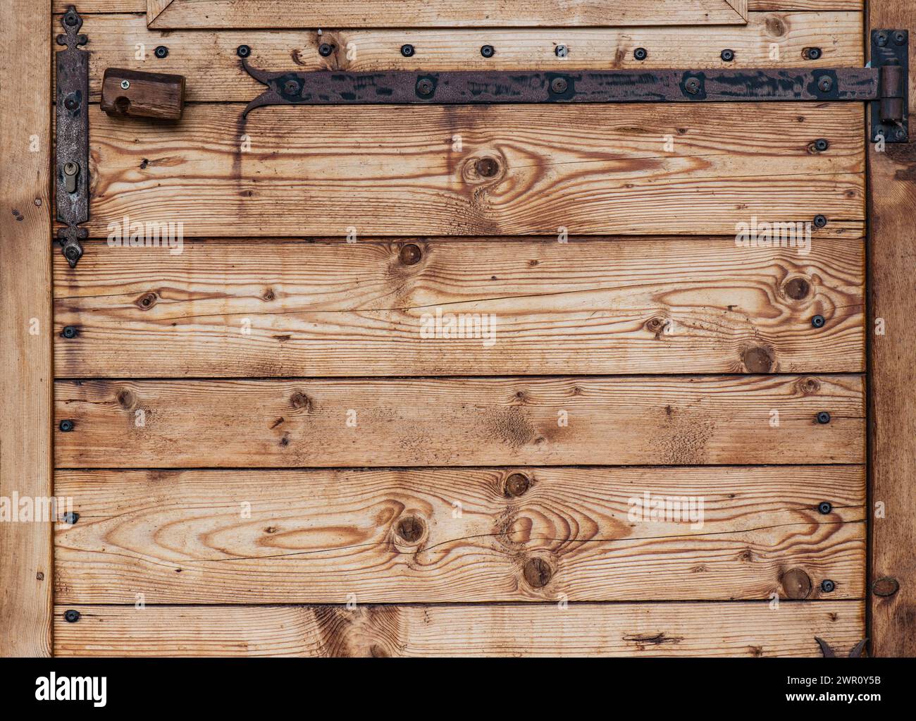 Nahaufnahme einer Holztür mit alten Dielen und Eisenarbeiten Stockfoto