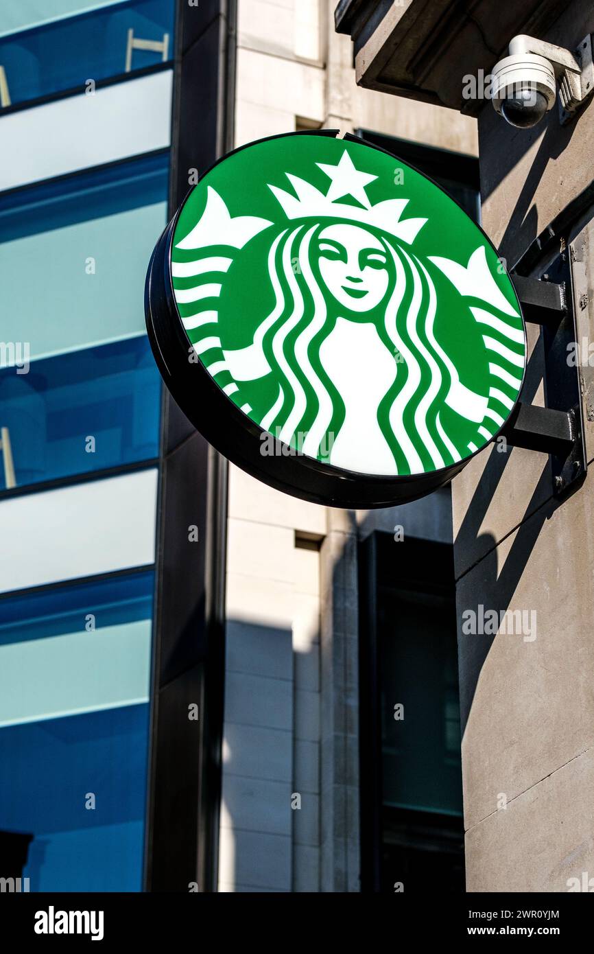 Soho, London UK, 08. März 2024, Starbucks Coffee Shop Logo mit Sicherheitskamera und No People Stockfoto