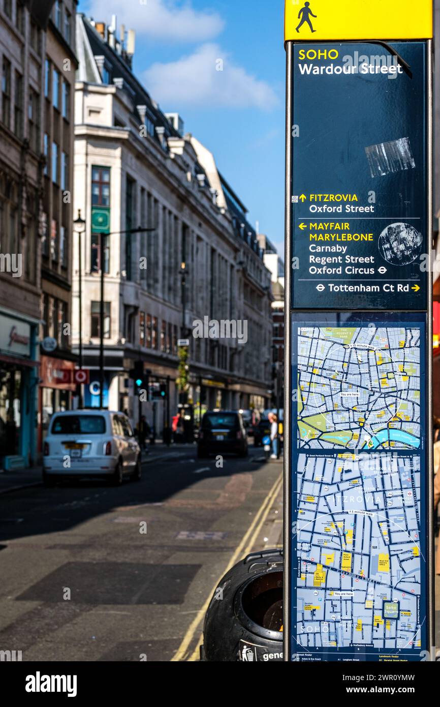 Soho, London UK, 08. März 2024, Wardour Street Tourist Map Building Exterios mit traditioneller lokaler Architektur geparkte Autos No People Stockfoto