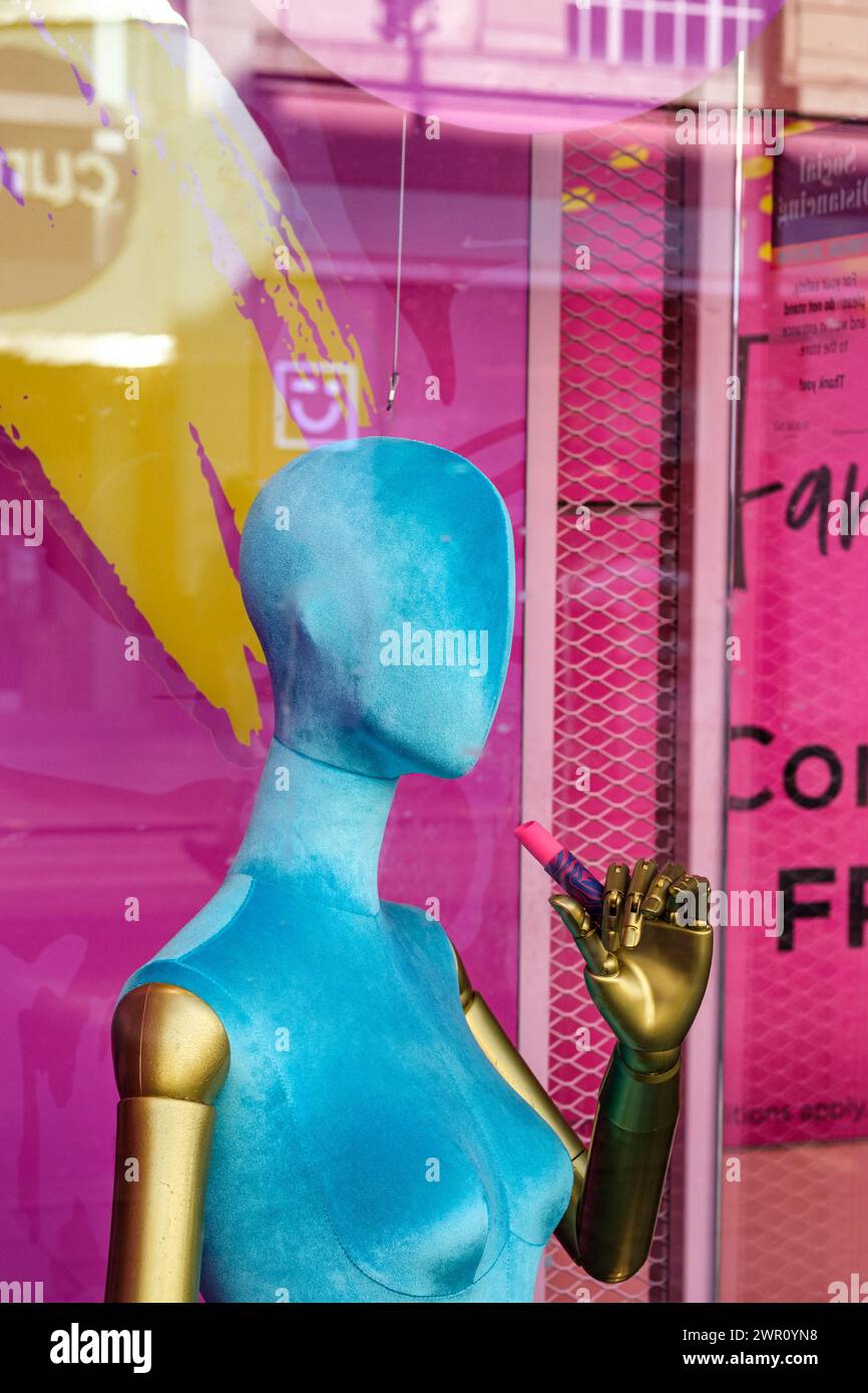 Soho, London UK, 08. März 2024, buntes Schaufenster Displat Mannequin mit rosa Lippenstift ohne Leute Stockfoto