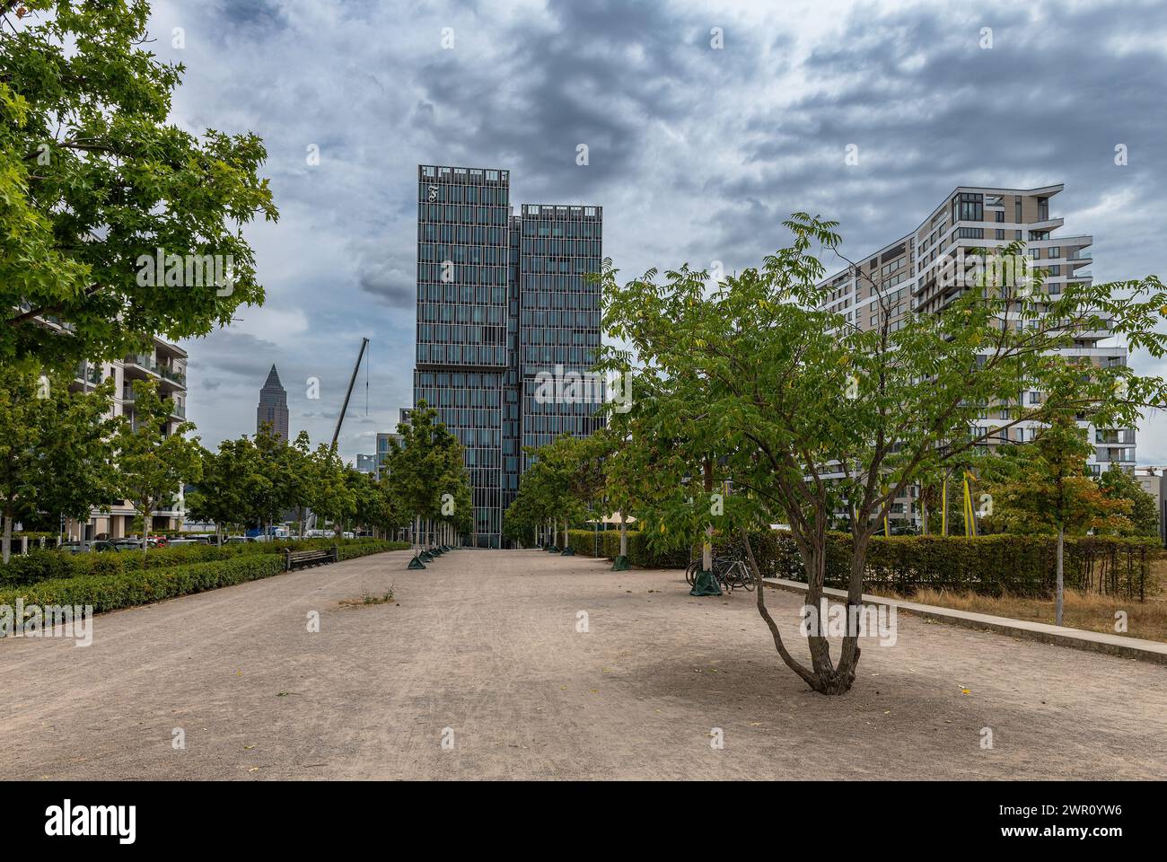 Park und moderne Gebäude auf der Europaallee im neuen Europaviertel-Viertel Stockfoto