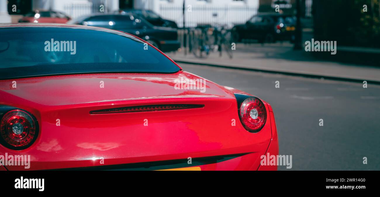 London – 1. Mai 2021 – Heck eines teuren und eleganten roten Sportwagens mit Nachmittagssonne in Mayfair, London Stockfoto