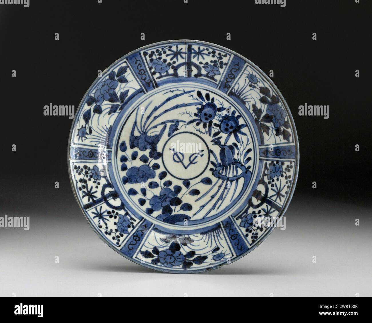 Ein japanisches Arita Blue and White VOC-Gericht, edo-Periode, 1603-1867. Stockfoto