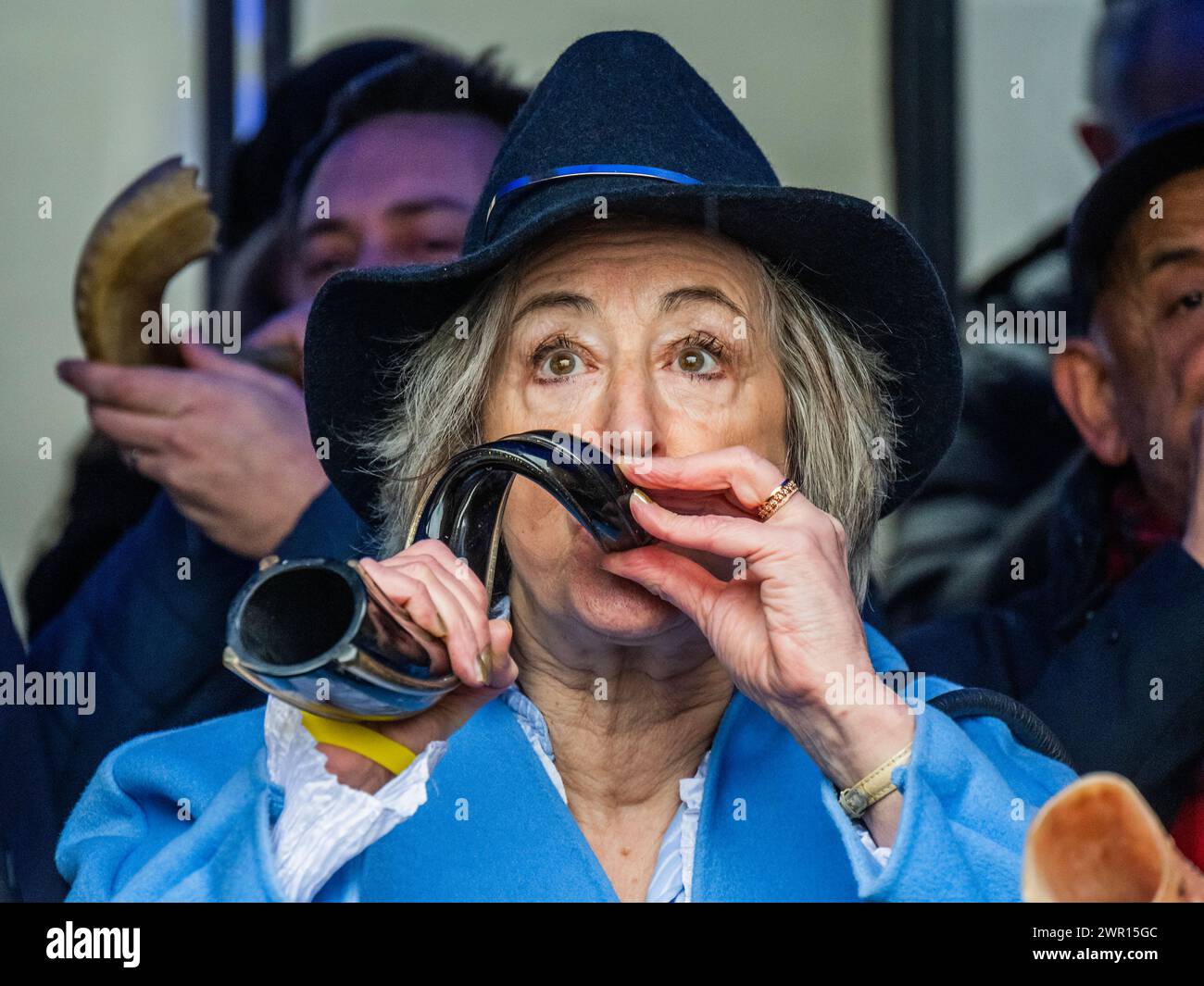 London, Großbritannien. März 2024. Maureen Lipman bläst ihr Horn – Juden und Sympathisanten blasen in einer Synagoge in der Nähe der Abbey Road, London, Shofars (Widderhörner von spiritueller Bedeutung) und pfeifen. Sie zeigen Solidarität mit den mehr als 100 Geiseln, die noch immer in Gaza festgehalten werden, und wollen die Welt für die Bedingungen, denen sie ausgesetzt sind, wecken. Der „Schlag“ wird 1,55 Minuten dauern, was die 155 Tage anbelangt, in denen sie in Gefangenschaft waren. Die Veranstaltung ist Teil der globalen Initiative „Blow for Geiseln“, die von Marcel Knobil organisiert wird. Guy Bell/Alamy Live News Stockfoto