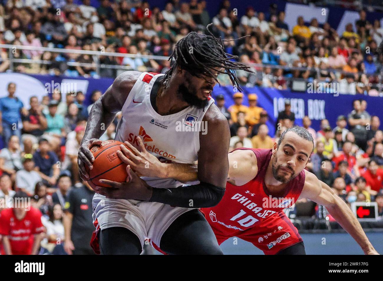 (240310) -- CEBU, 10. März 2024 (Xinhua) -- Jameel Warney (L) vom südkoreanischen Seoul SK Knights wetteifern gegen Xavier Cooks von den japanischen Chiba Jets während ihres letzten Spiels in der Ostasien Super League (EASL) Final Four 2024 in der Provinz Cebu, Philippinen, 10. März 2024. (Xinhua/Rouelle Umali) Stockfoto