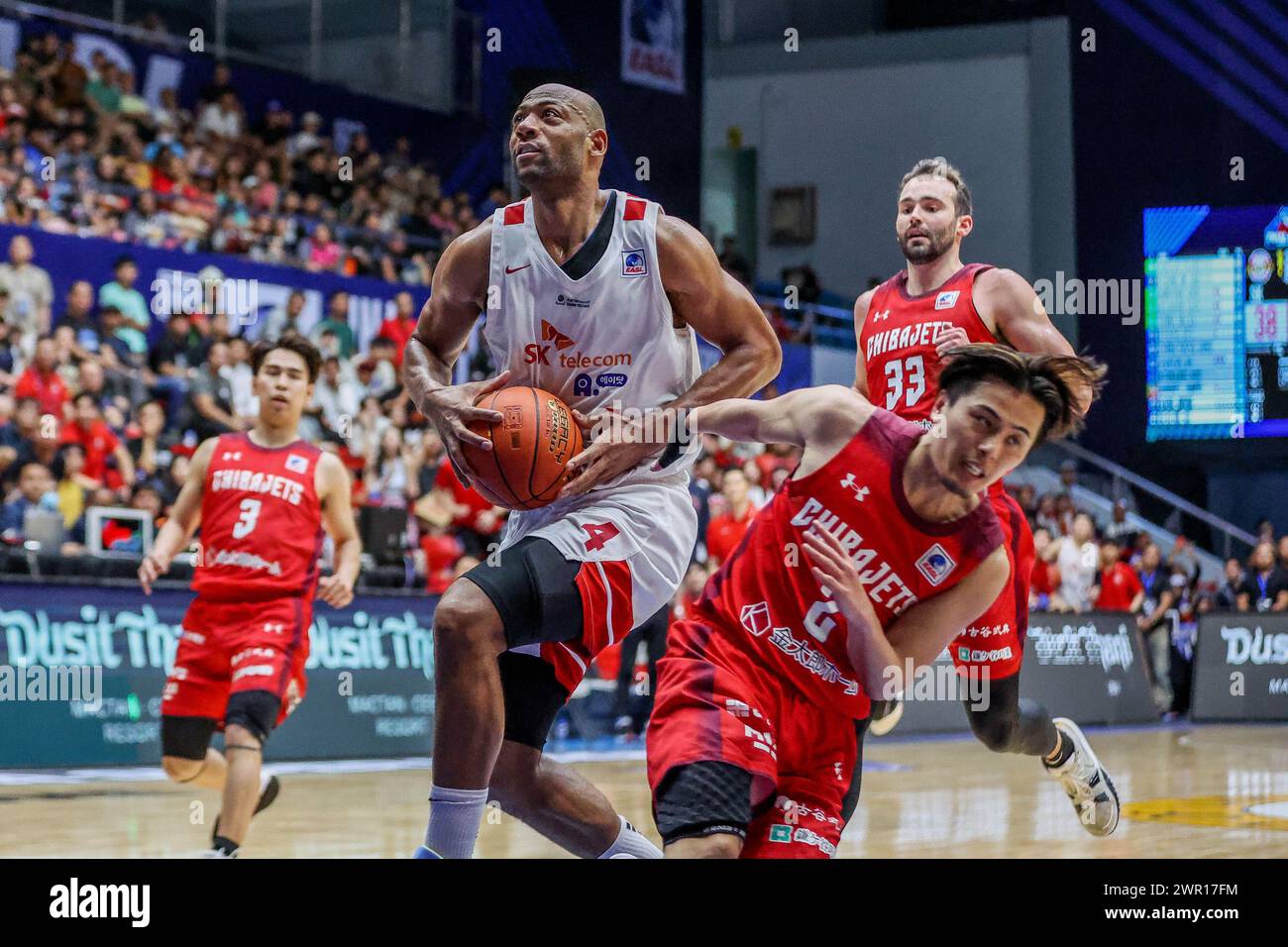 (240310) -- CEBU, 10. März 2024 (Xinhua) -- Leon Williams (2. L) vom südkoreanischen Seoul SK Knights geht in ihrem letzten Spiel im Finale der Ostasien Super League (EASL) Final Four 2024 in der Provinz Cebu, Philippinen, am 10. März 2024 in einem Lay-Up gegen Spieler der japanischen Chiba Jets. (Xinhua/Rouelle Umali) Stockfoto