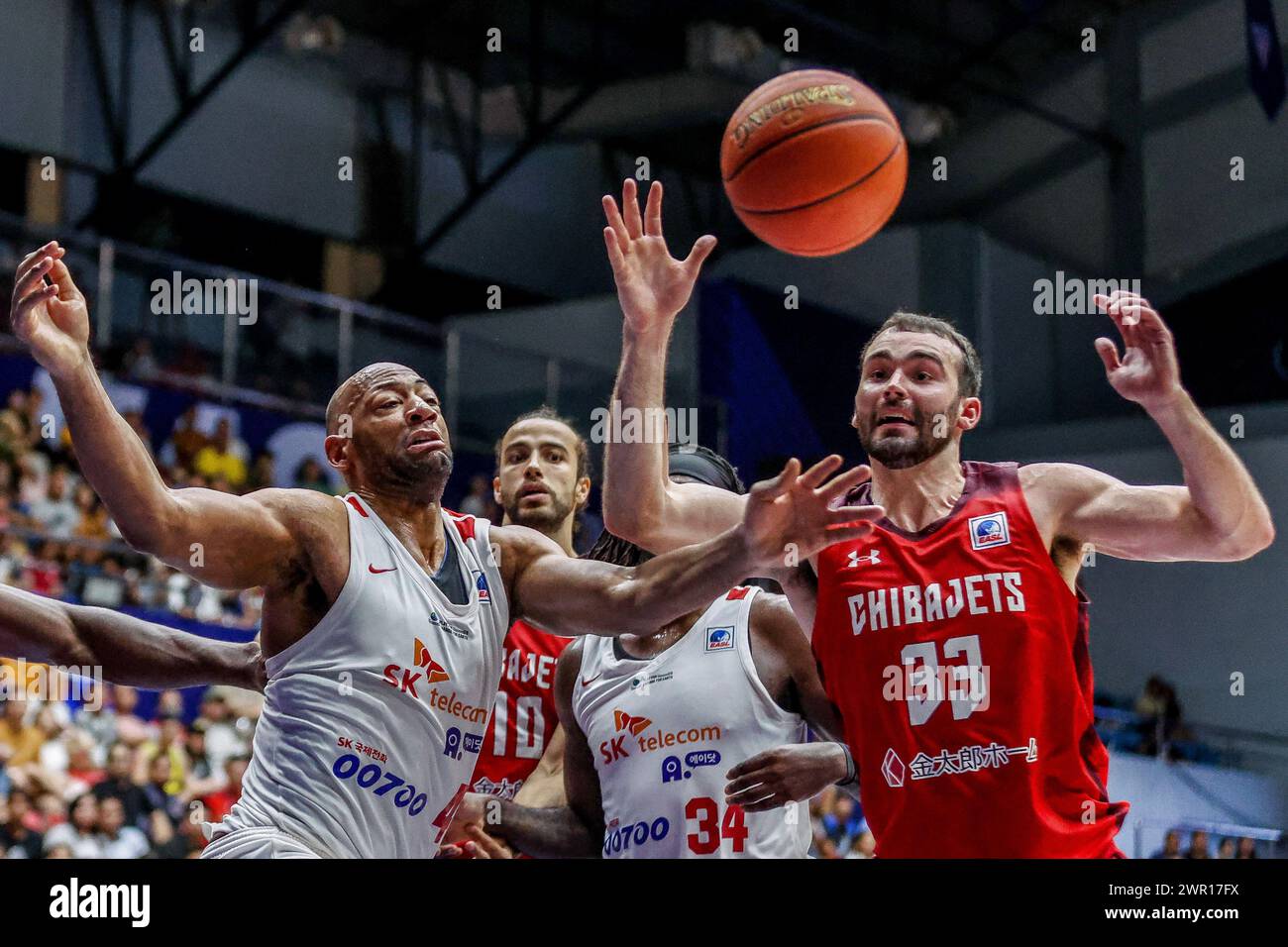 (240310) -- CEBU, 10. März 2024 (Xinhua) -- John Mooney (R) von Japans Chiba Jets wetteiferte gegen Leon Williams von Seoul SK Knights in der Ostasien Super League (EASL) Final Four 2024 in der Provinz Cebu, Philippinen, 10. März 2024. (Xinhua/Rouelle Umali) Stockfoto