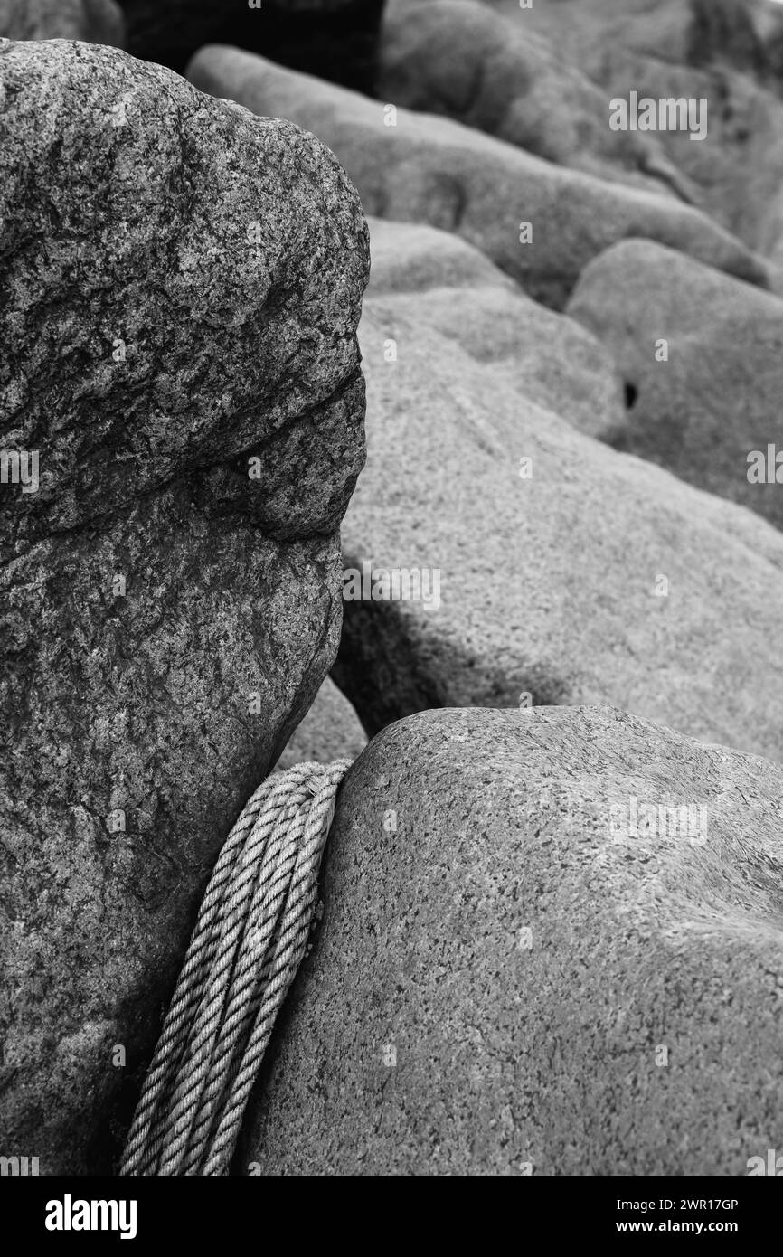 Felsen und Seil am Meer Stockfoto