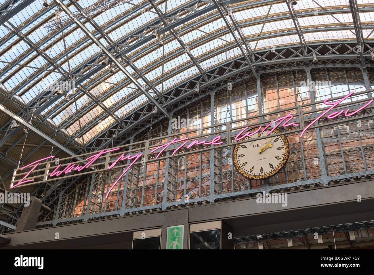 Tracey Emins Kunstwerk " I Want My Time With You " in der Ankunftshalle des Bahnhofs Saint Pancras, London, Großbritannien Stockfoto