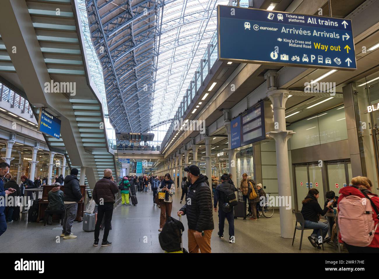 Einkaufsviertel und internationaler Eurostar-Bahnhof am Bahnhof Saint Pancras, London Stockfoto