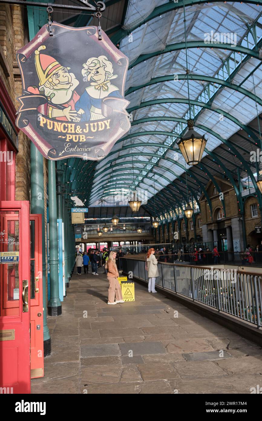 Hängendes Schild des Punch & Judy Pubs in Covent Garden Market, London, Großbritannien Stockfoto