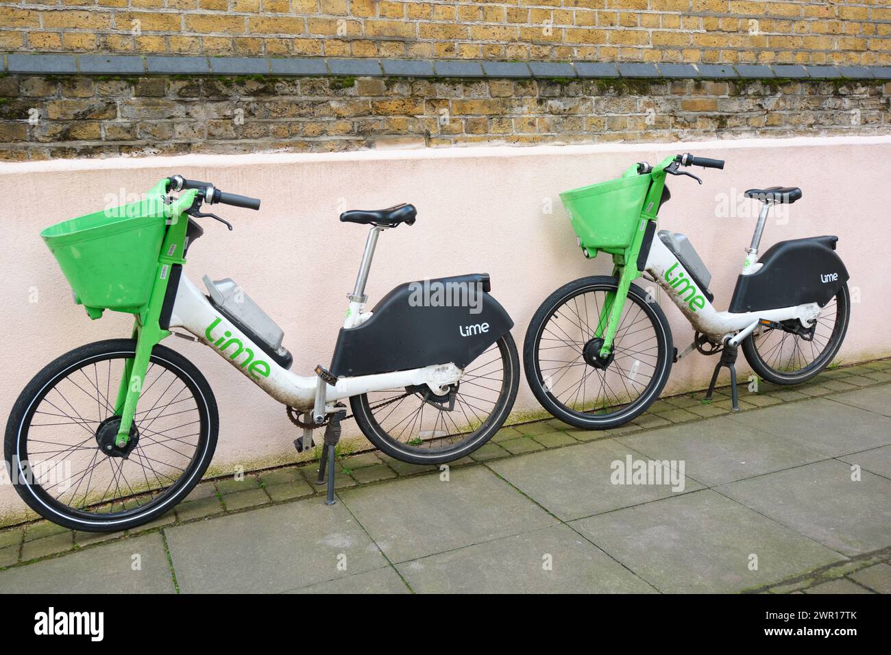 Zwei Lime E-Bikes parkten in einer Straße in Greenwich, London Stockfoto