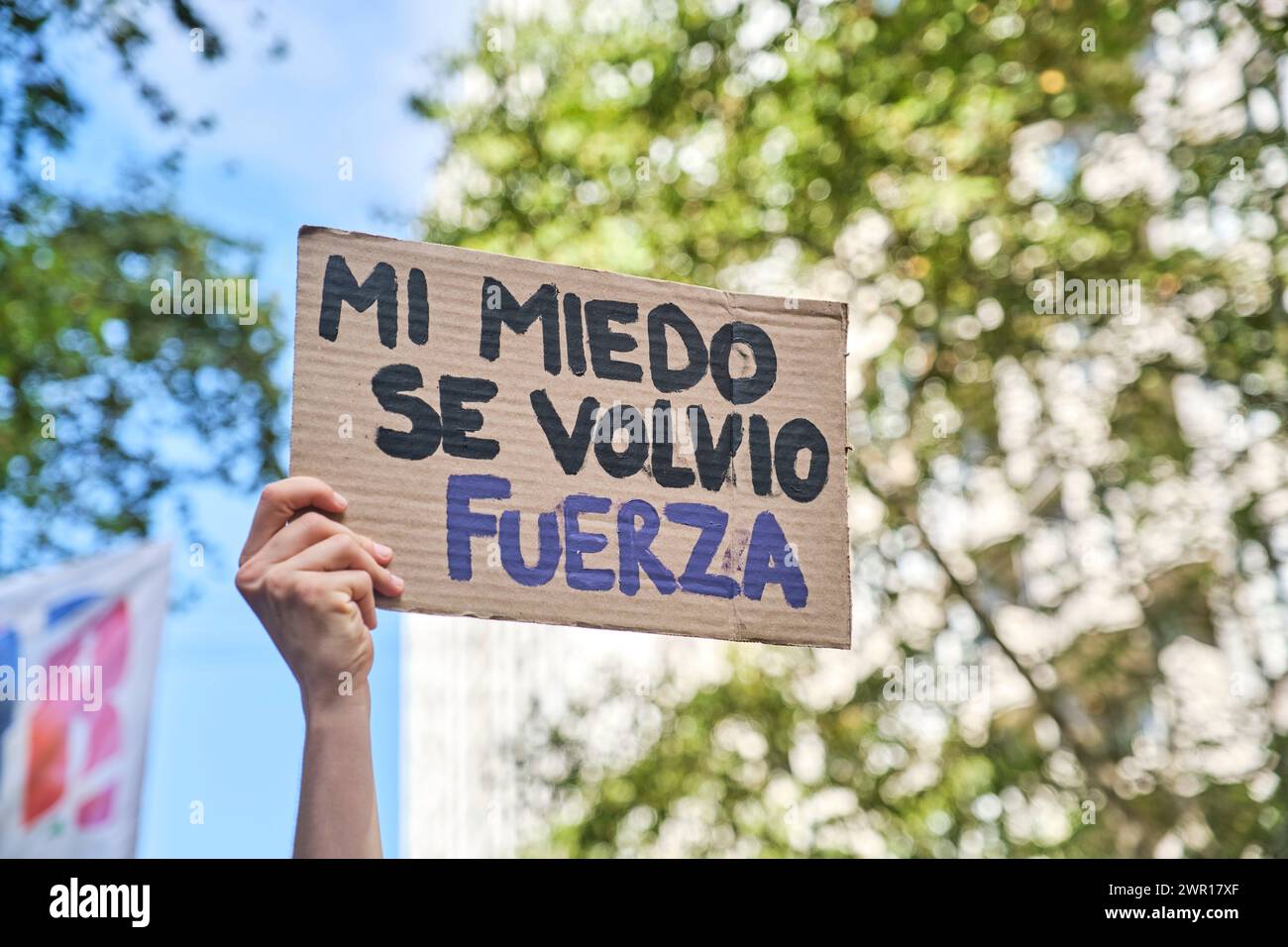 Buenos Aires, Argentinien; 8. März 2024: Internationaler feministischer Streik. Die Hand hebt ein Poster mit dem Text meine Angst wurde Stärke. Stockfoto