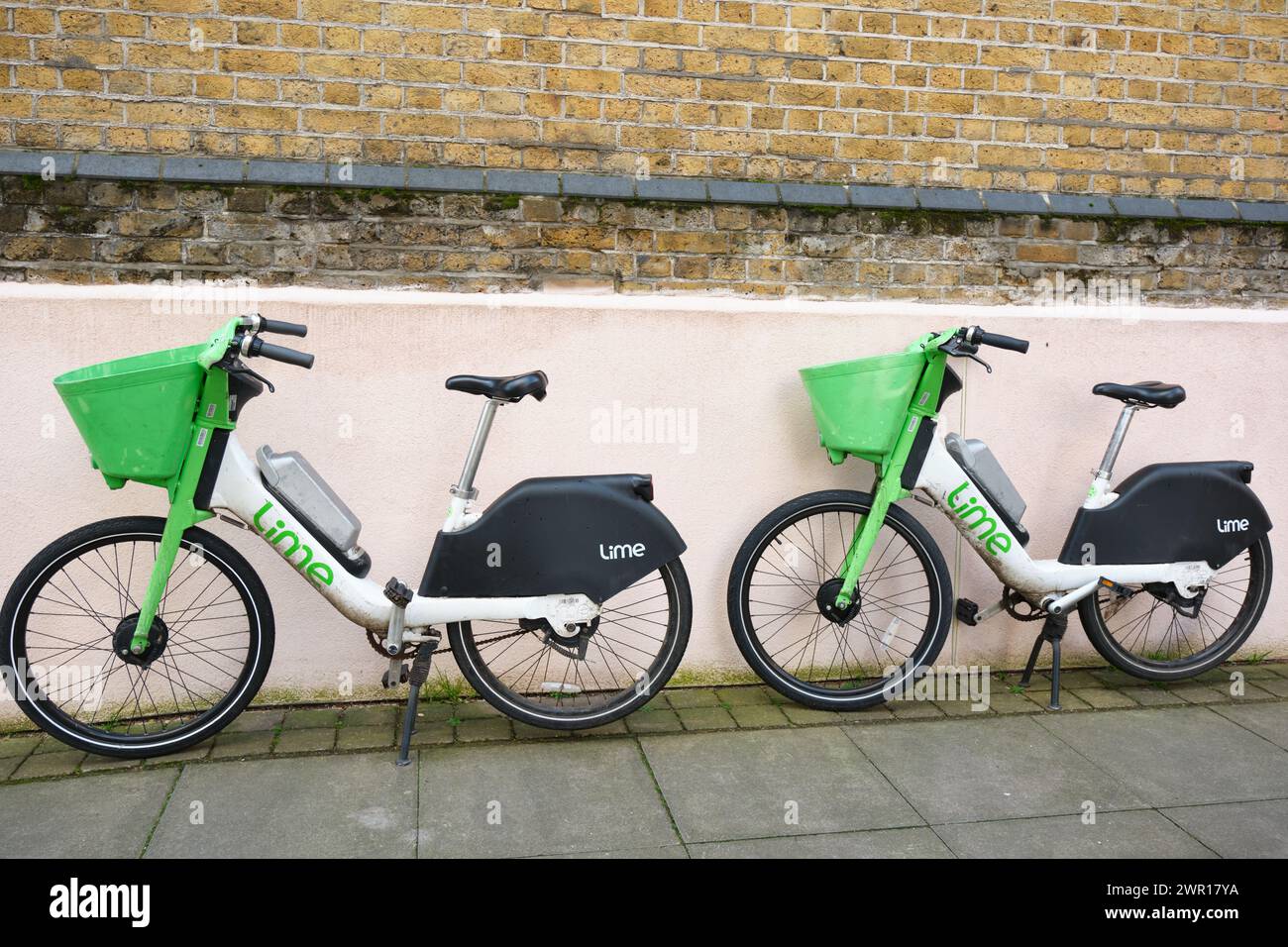 Zwei Lime E-Bikes parkten in einer Straße in Greenwich, London Stockfoto