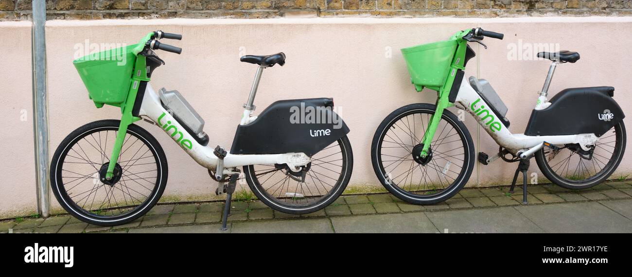 Zwei Lime E-Bikes parkten in einer Straße in Greenwich, London Stockfoto