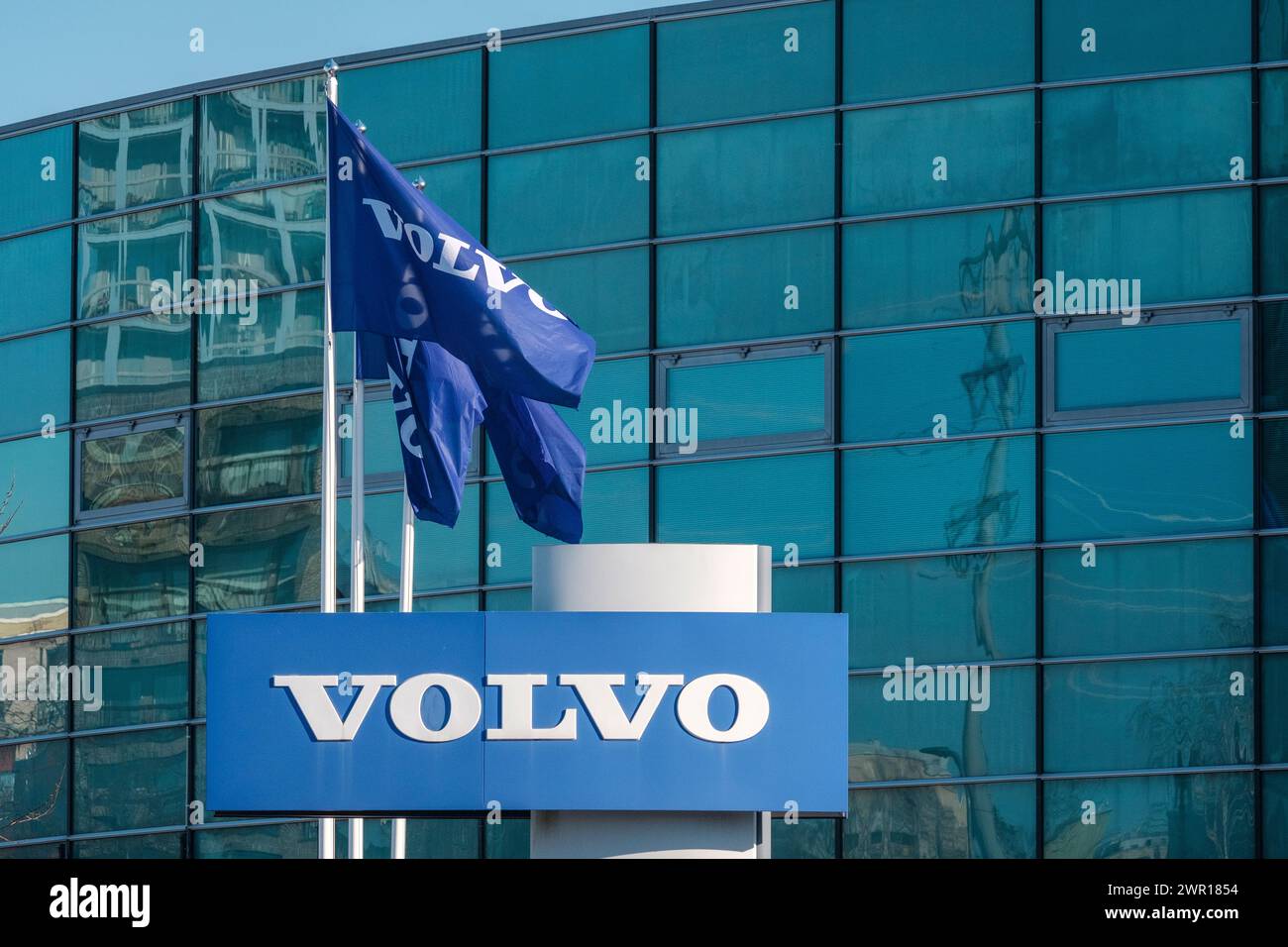 10. MÄRZ 2024 – HELSINKI/FINNLAND: Logo des schwedischen Auto- und Lkw-Herstellers Volvo Stockfoto