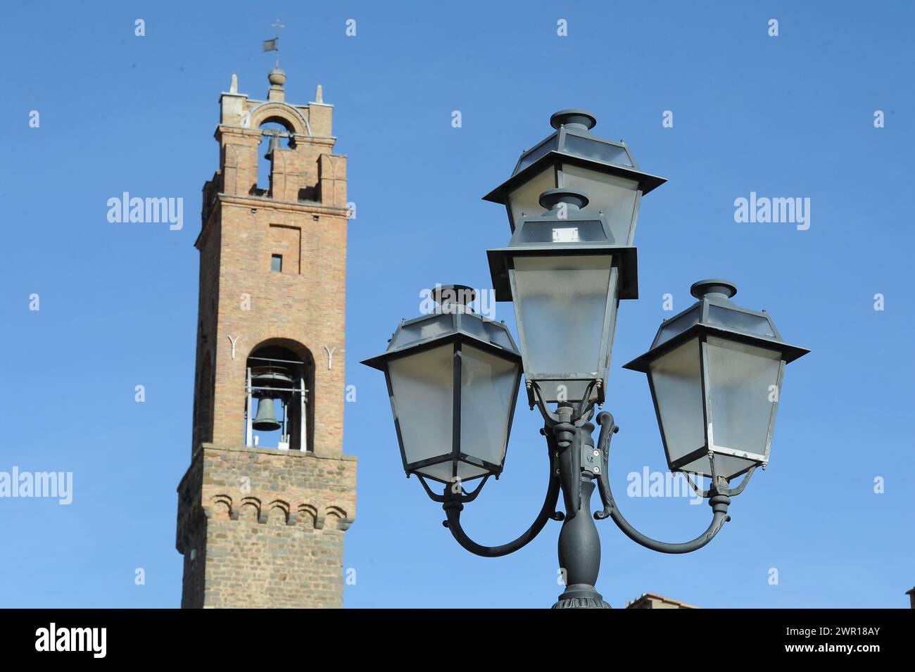 La città di Montalcino im Val d'Orcia nel cuore della Toscana/Stadt Montalcino im Val d'Orcia im Herzen der Toskana Stockfoto