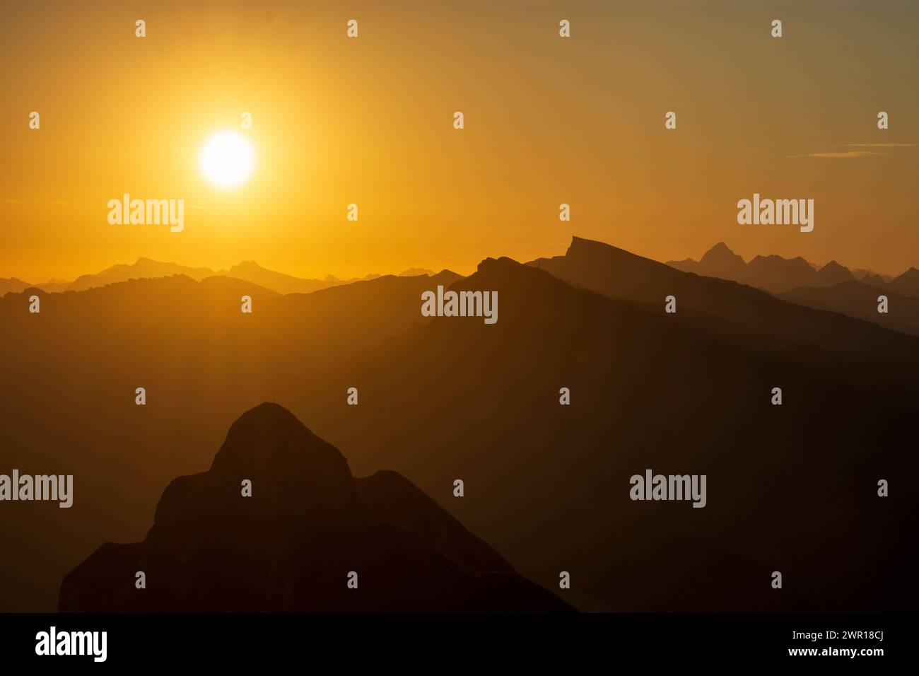 : Sonnenaufgang am Berg Diedamskopf (links) und am Berg hoher Ifen (Hochifen) (rechts) in Walsertaler Bergen, Allgäuer Alpen in Bregenzerwa Stockfoto