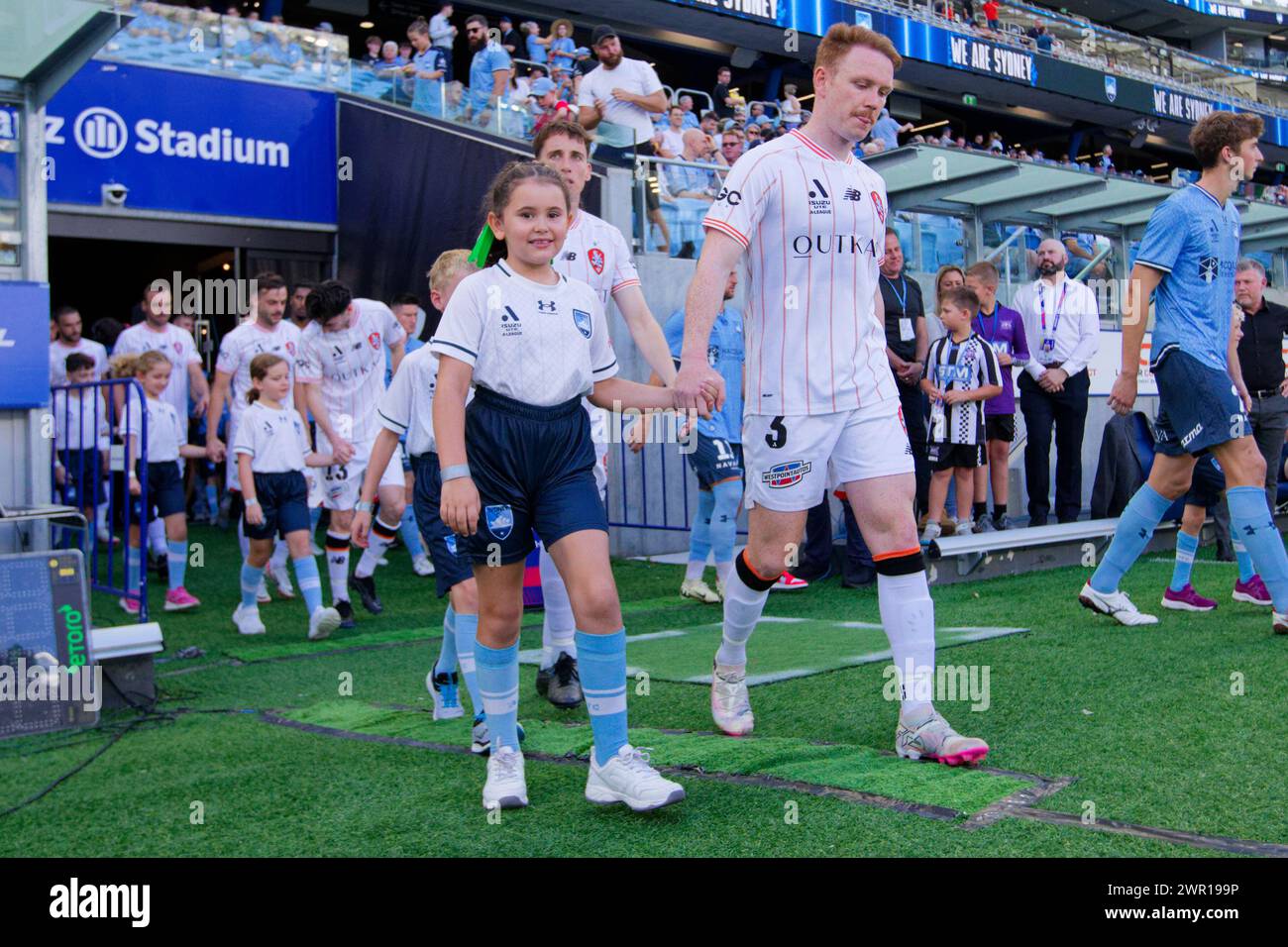 Sydney, Australien. März 2024. Die Spieler von Brisbane Roar und Sydney FC gehen am 10. März 2024 im Allianz Stadium in Sydney, Australien vor dem Spiel der A-League Men Rd20 zwischen Sydney FC und Brisbane Roar auf das Feld. Credit: IOIO IMAGES/Alamy Live News Stockfoto