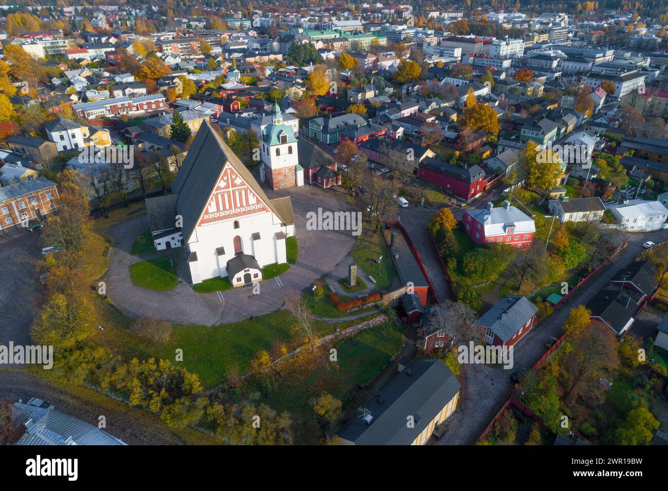 Alte lutherische Kathedrale im Stadtbild an einem sonnigen Oktobertag (Shooting von einem Quadcopter). Porvoo, Finnland Stockfoto