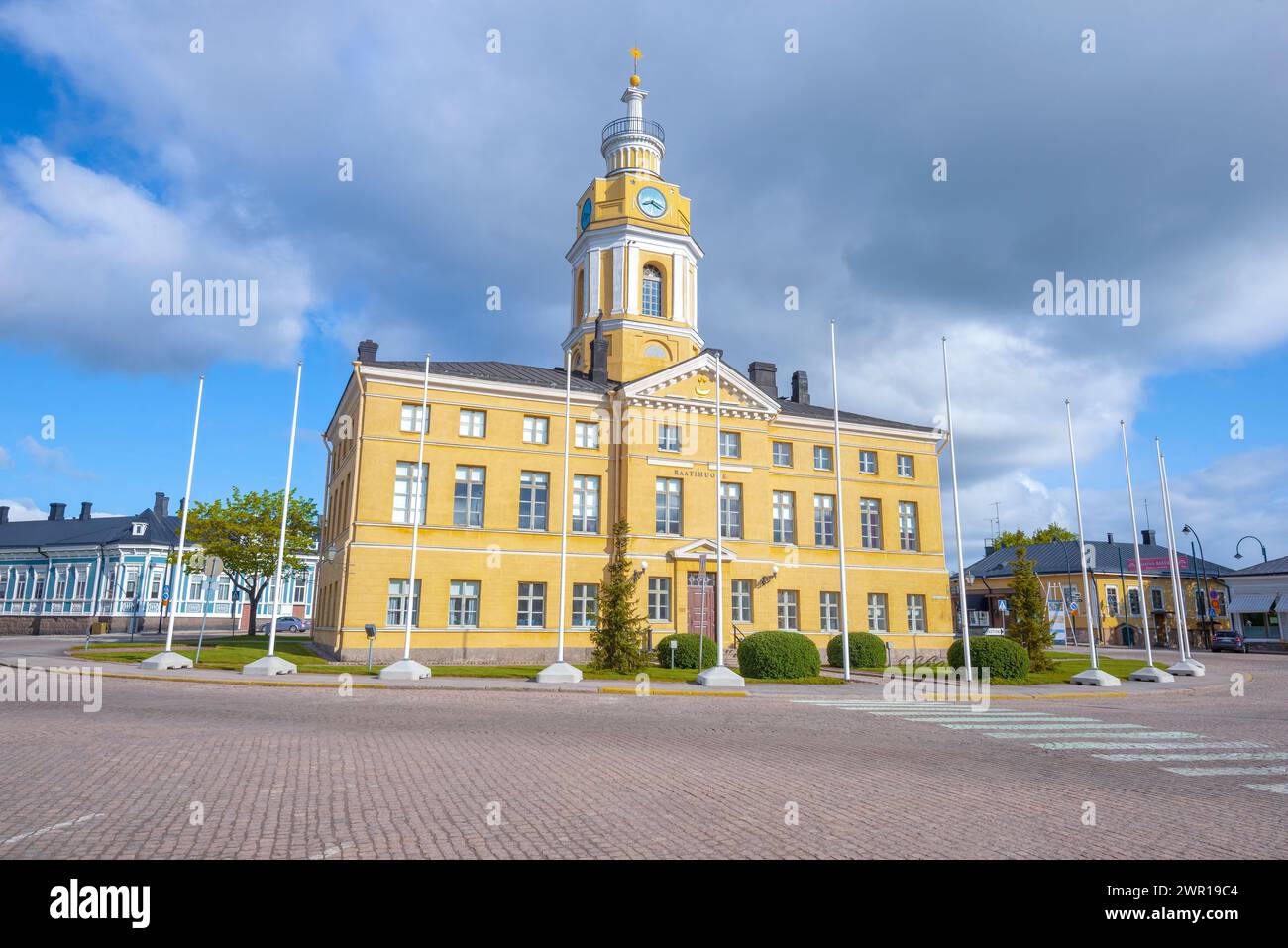 HAMINA, FINNLAND - 03. JUNI 2017: Das alte Rathaus an einem sonnigen Juni-Tag Stockfoto