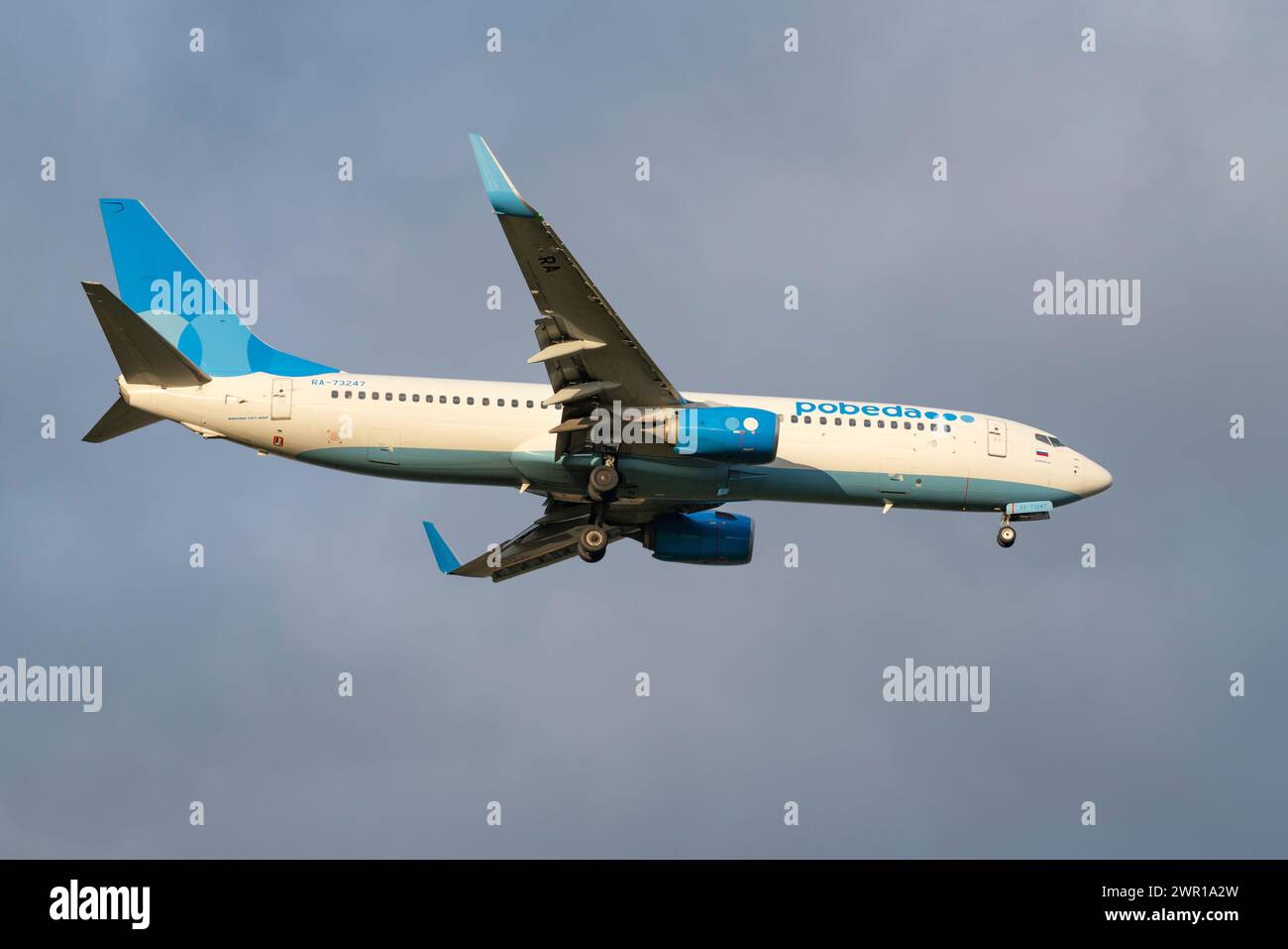 SANKT PETERSBURG, RUSSLAND - 24. OKTOBER 2023: Flugzeug Boeing 737-800 (RA-73247) von Pobeda Airlines auf dem Gleitweg bei bewölktem Himmel Stockfoto