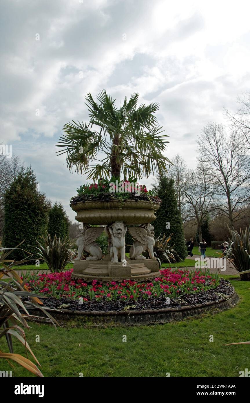 Kleiner Garten, Regent's Park, City of Westminster, London, Großbritannien; Bäume; Blumen; Statuen; Greifen; Stockfoto